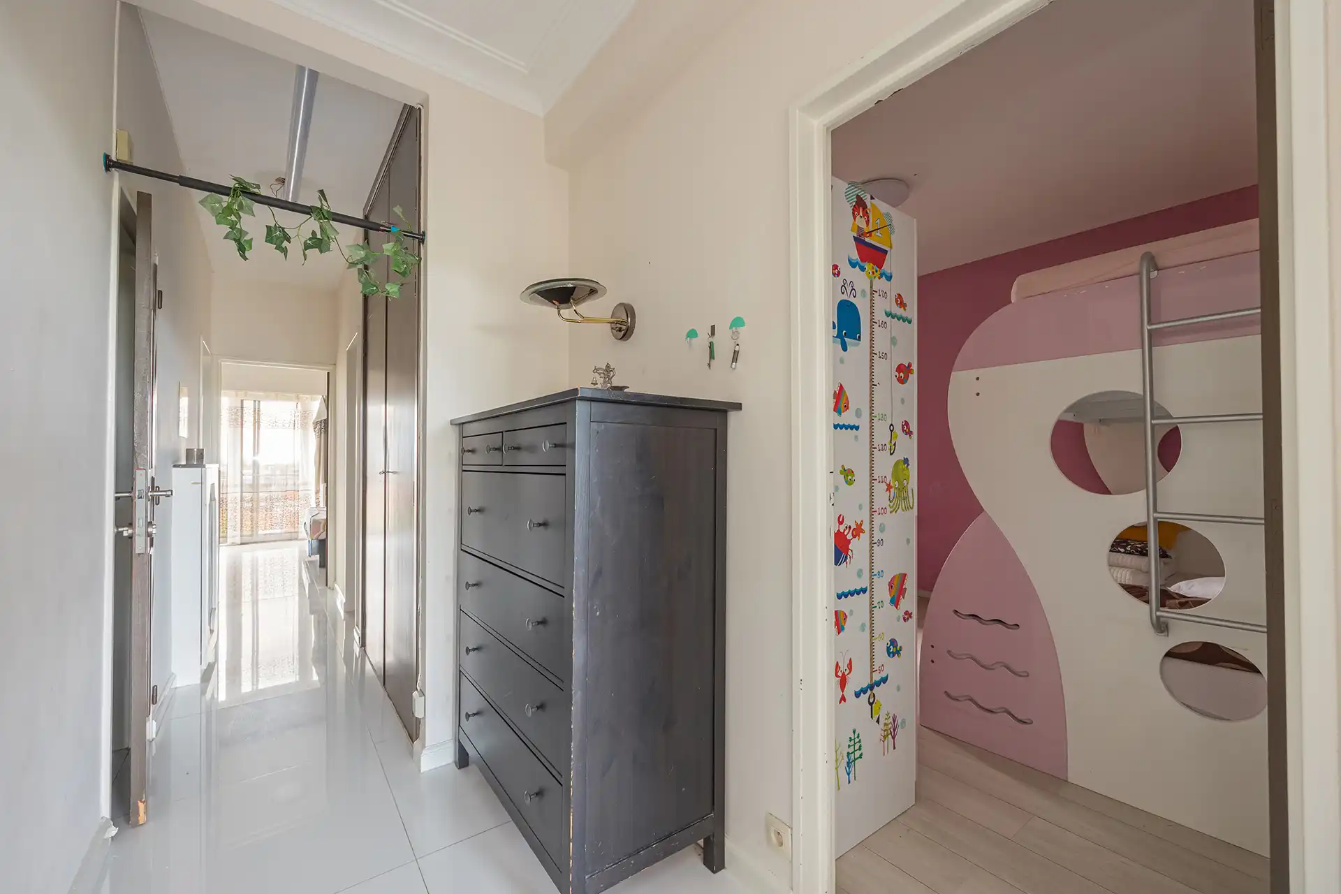 Instapklaar appartement met 2 slpk's + bureau met parkzicht foto 14