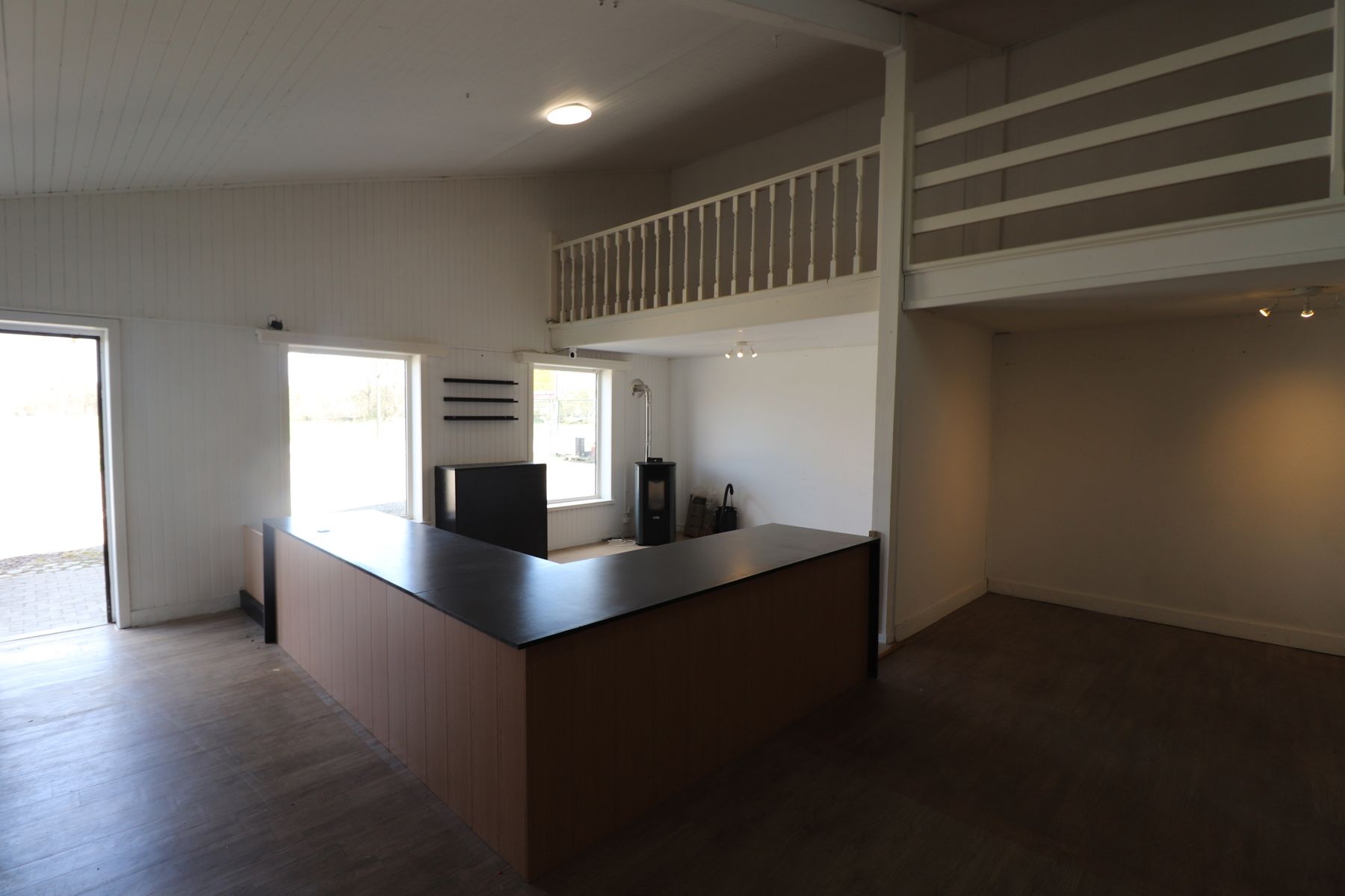 Een werkhuis-opslag-toonzaalruimte links vooraan van 175 m². foto {{pictureIndex}}