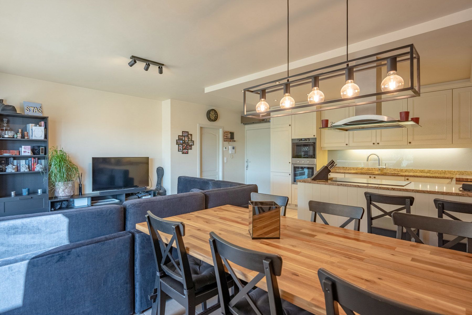 Instapklaar 1-slaapkamerappartement met zonnig terras en staanplaats – hartje Brasschaat! foto 6