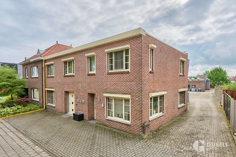 Ruime Woning met 5 slaapkamers op een riant perceel van maar liefst 16are 37ca in centrum Hechtel-Eksel foto {{pictureIndex}}