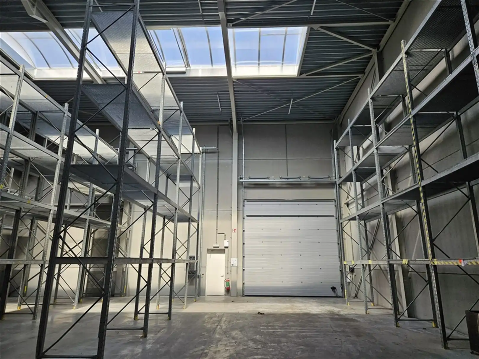 Magazijnen met verhard terrein en kantoren foto 16