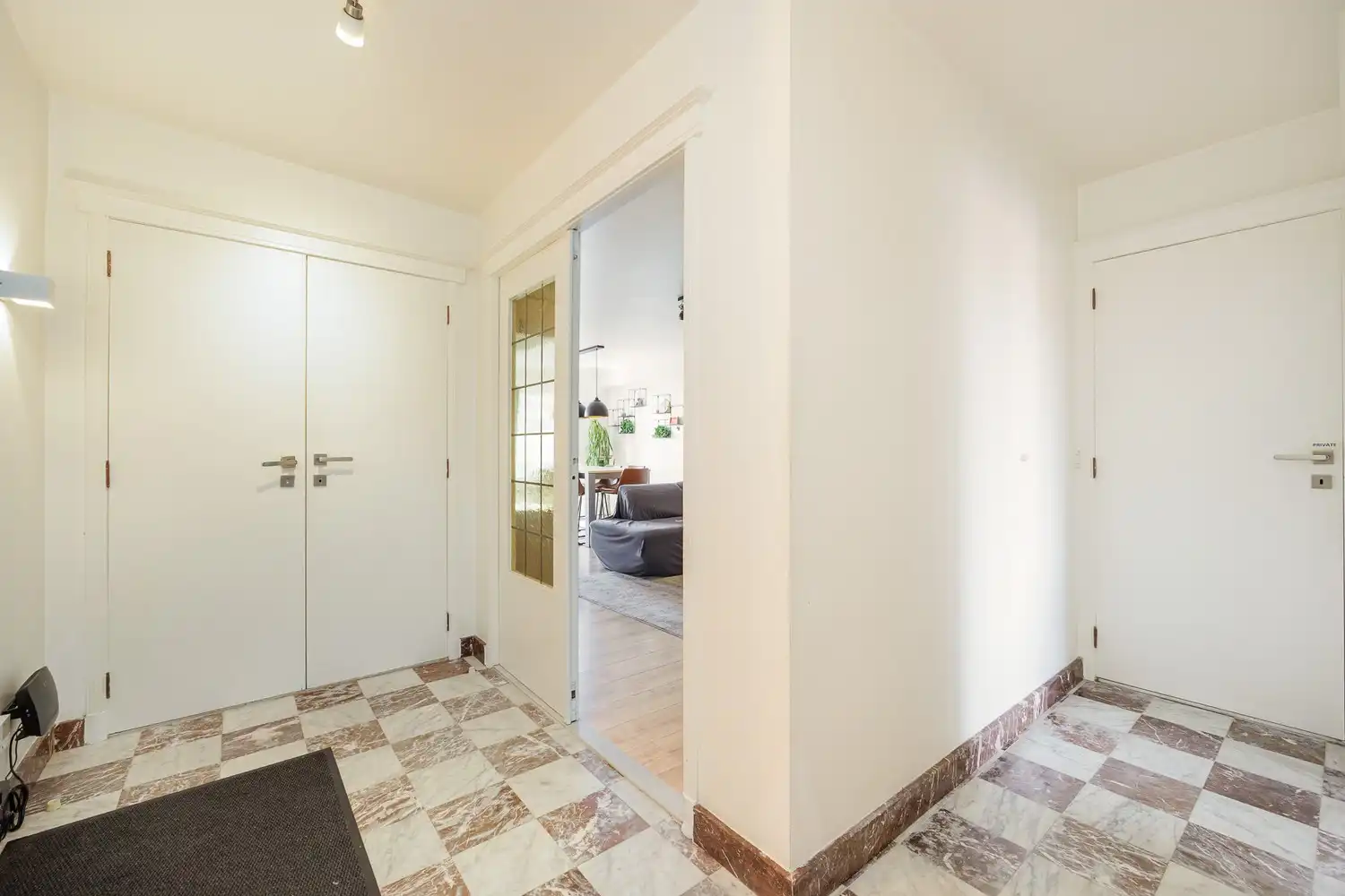 Ruim en lichtrijk 2-slpk appartement met terras en kelderberging in Borgerhout foto 4