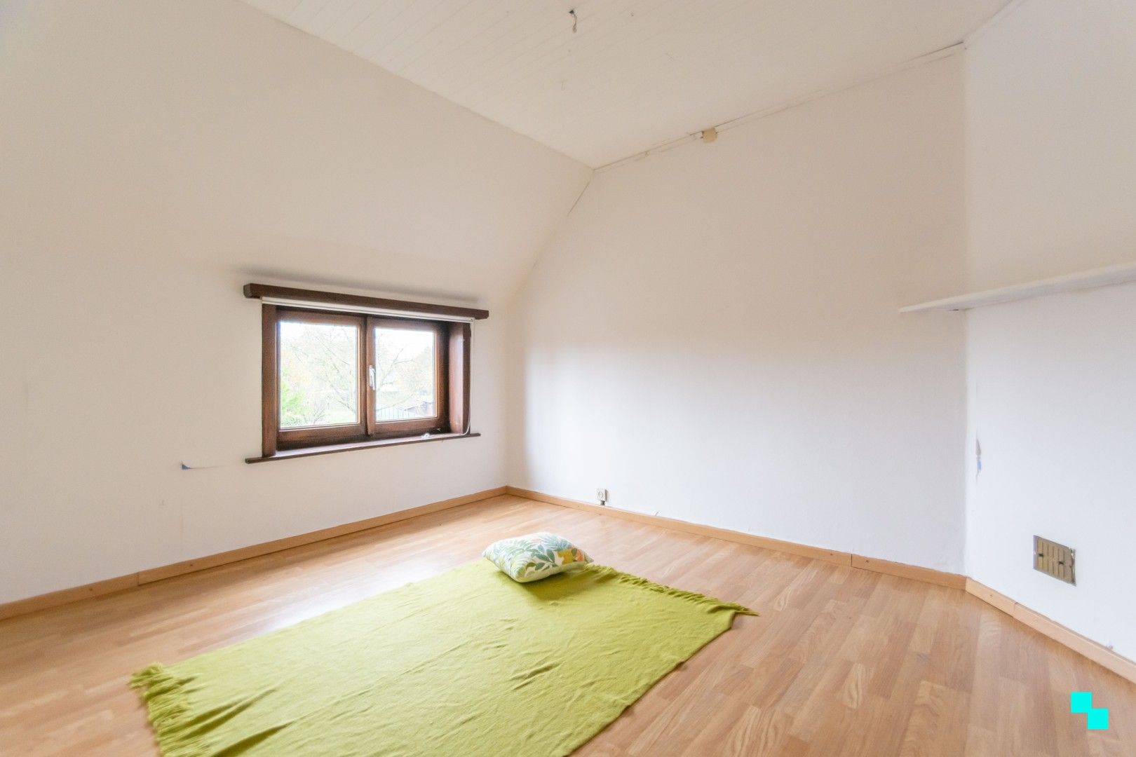 Te renoveren woning met veel potentieel foto 16