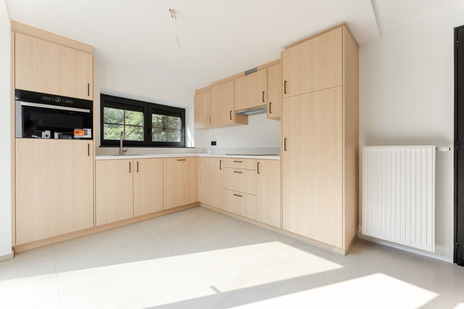 Volledig gerenoveerde woning met tuin en parkeerplaats foto 11