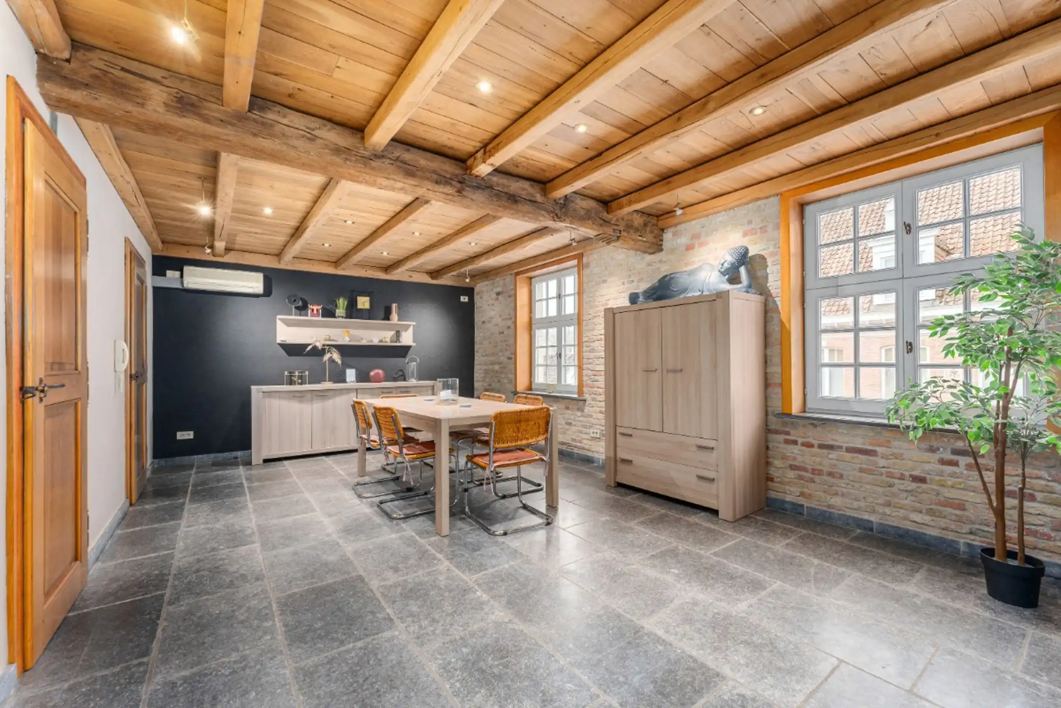 Zeer ruime woning met 5 slaapkamers, veel potentieel. foto 7