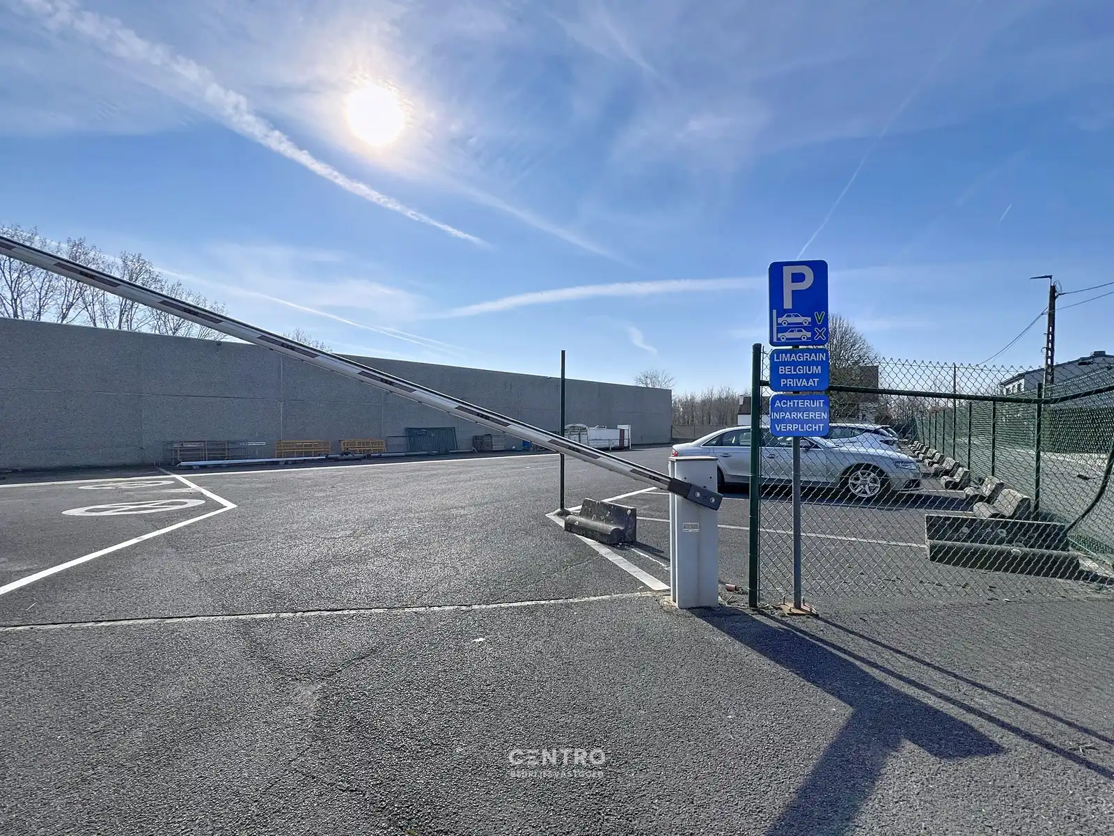 Magazijn van 330m² met vrije hoogte van 7,90m op industriële site , te Kerkhove (Avelgem). foto 9