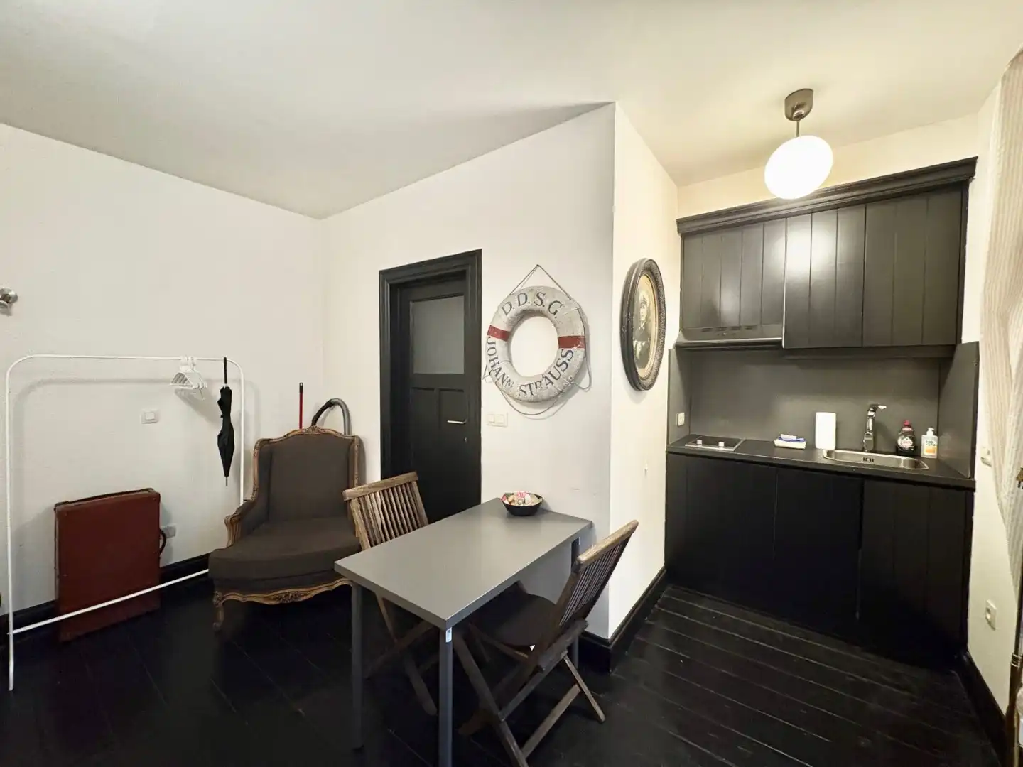 Instapklare studio op eerste verdieping in Antwerpen-Zuid foto {{pictureIndex}}