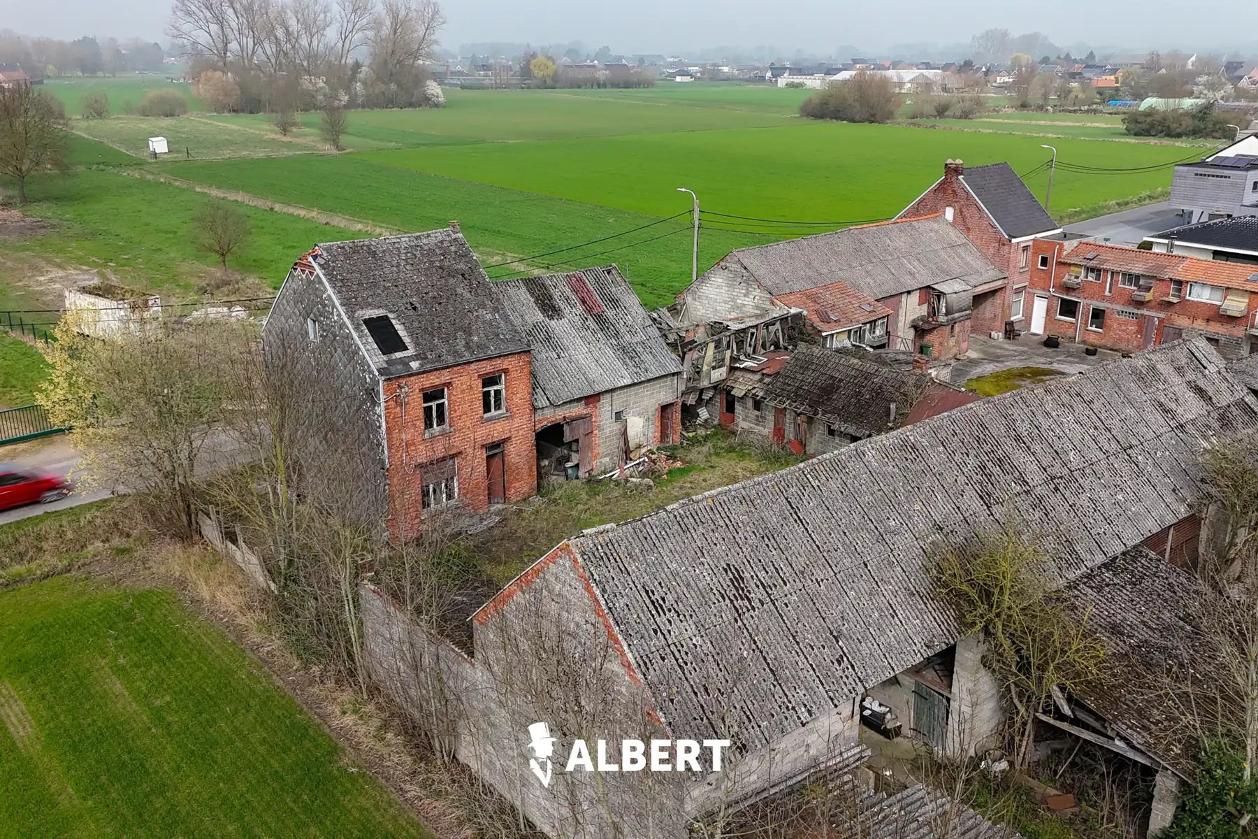 Perceel van 1330 m² met loods in groene omgeving foto 2