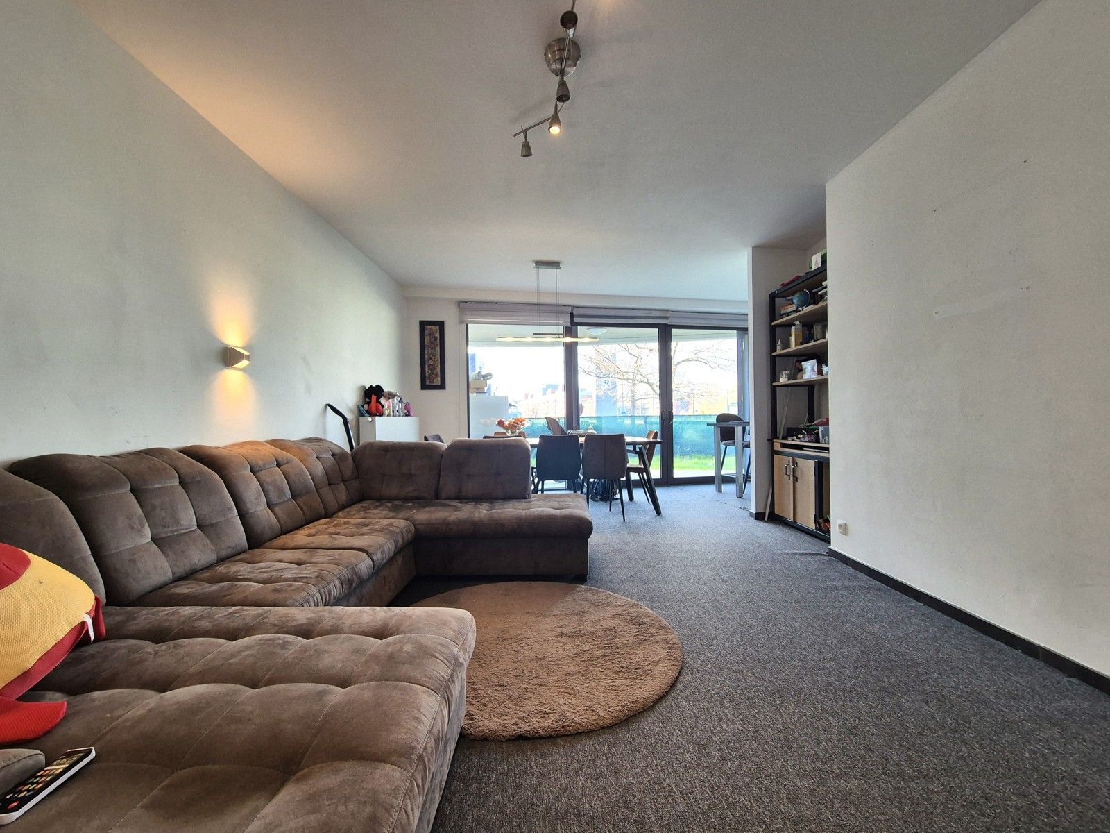 Grote glaspartij naar tuin/terras + recent esthetisch gebouw foto {{pictureIndex}}