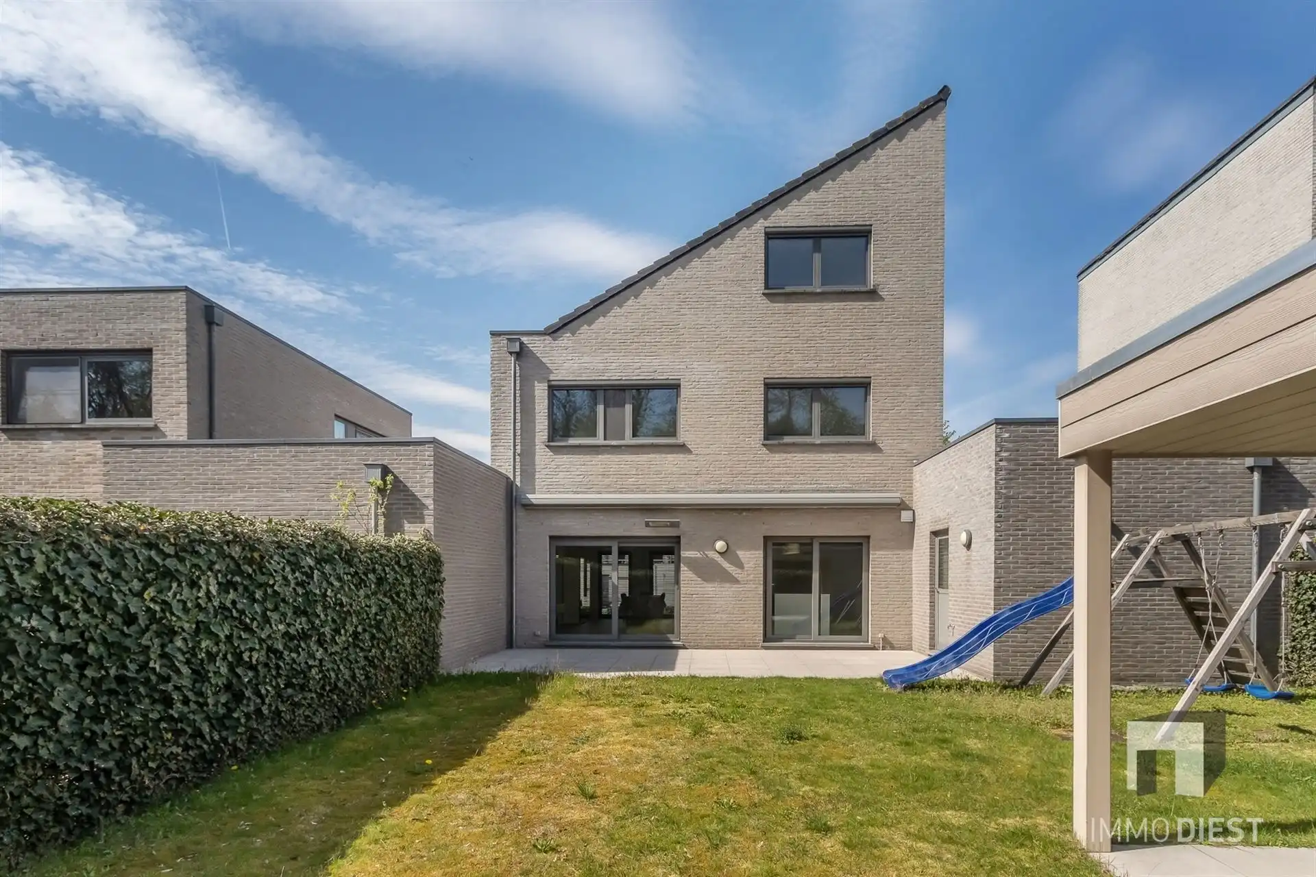 Luxe woning met 4 slaapkamers, 2 badkamers, garage en zonnige tuin foto 2