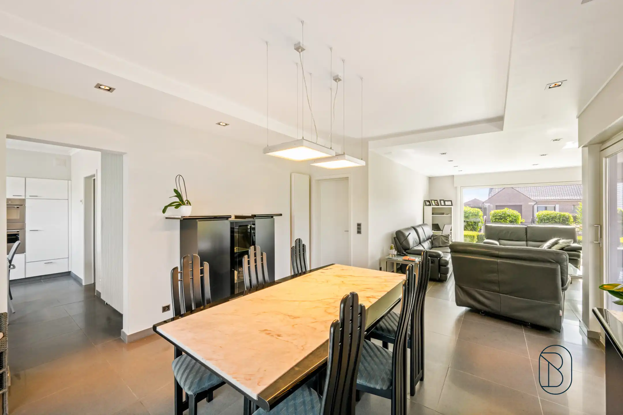 Ruime instapklare gezinswoning met garage en oprit foto 10