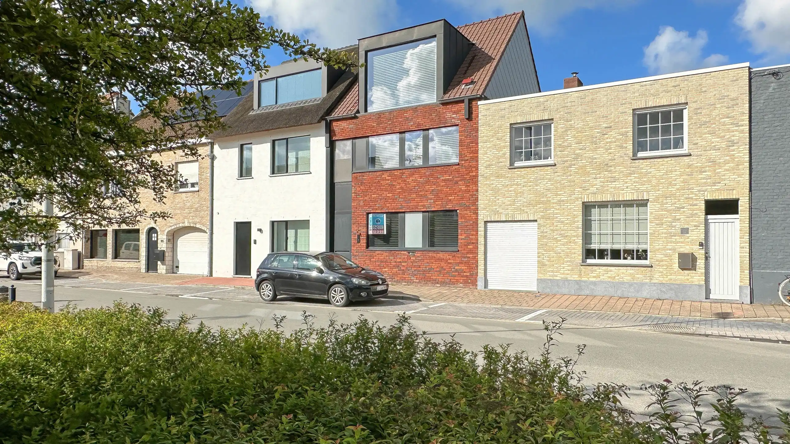 Moderne woning met een strak design, langs de Graaf Jansdijk foto {{pictureIndex}}