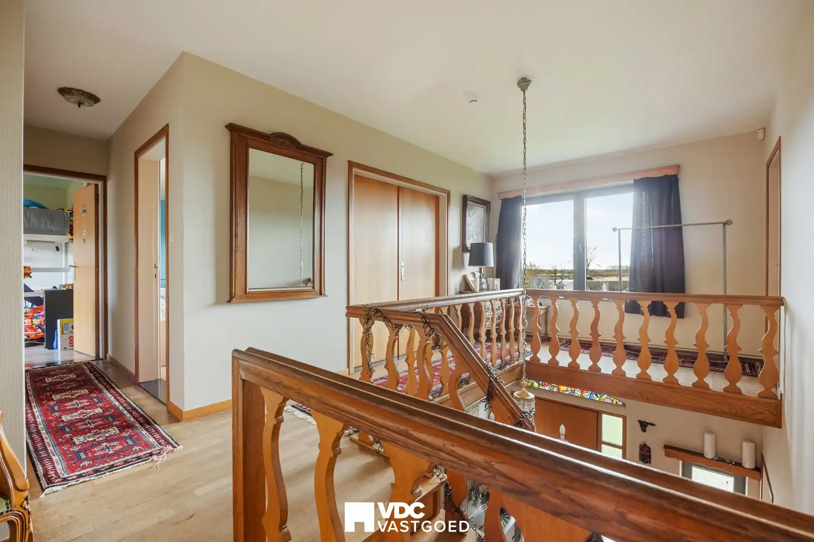 Ruime villa met praktijkruimte of extra woonruimte, zicht op bloesemweide en perceel van 1.745 m² foto 18