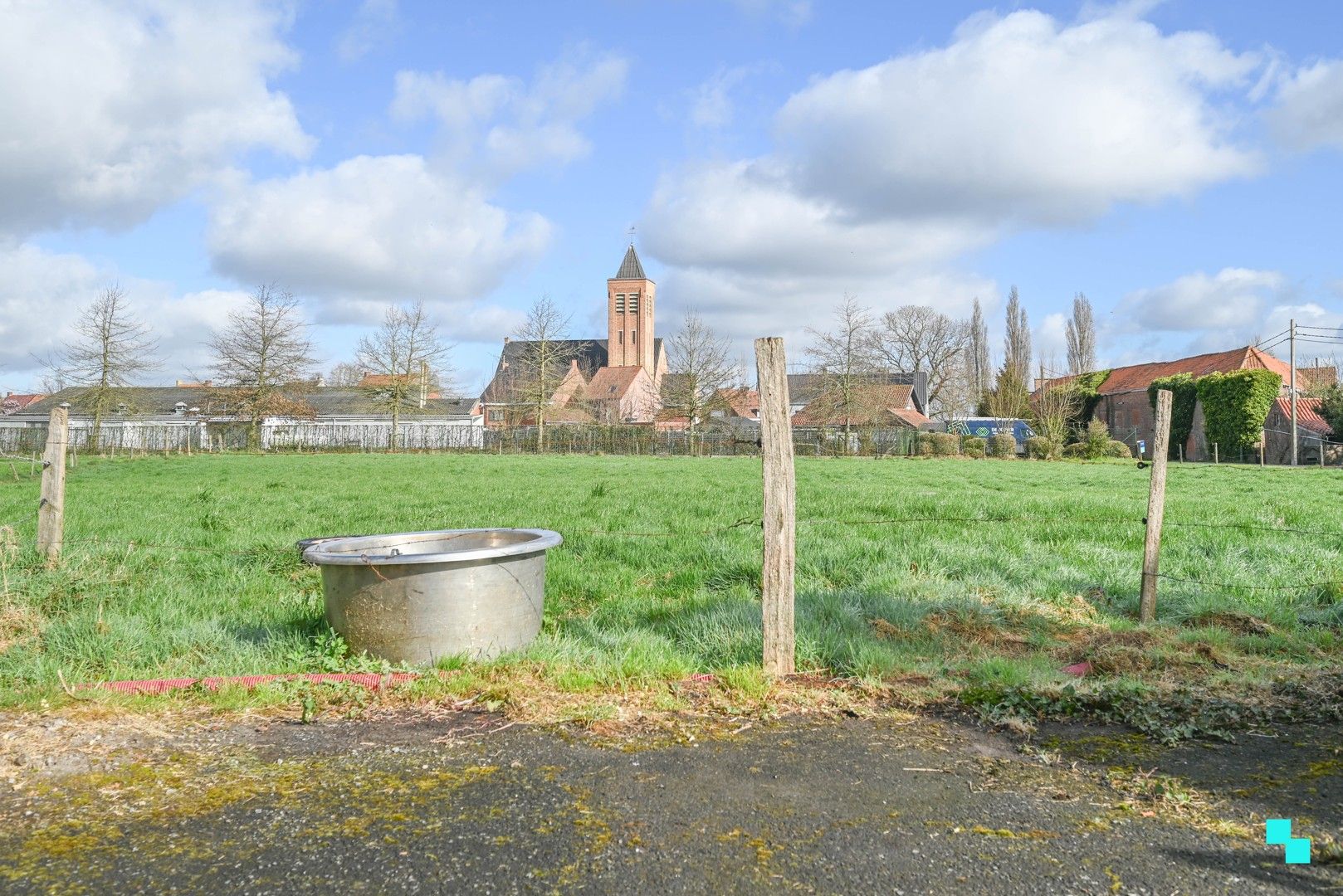 Landelijk gelegen woning met diverse loodsen foto 17
