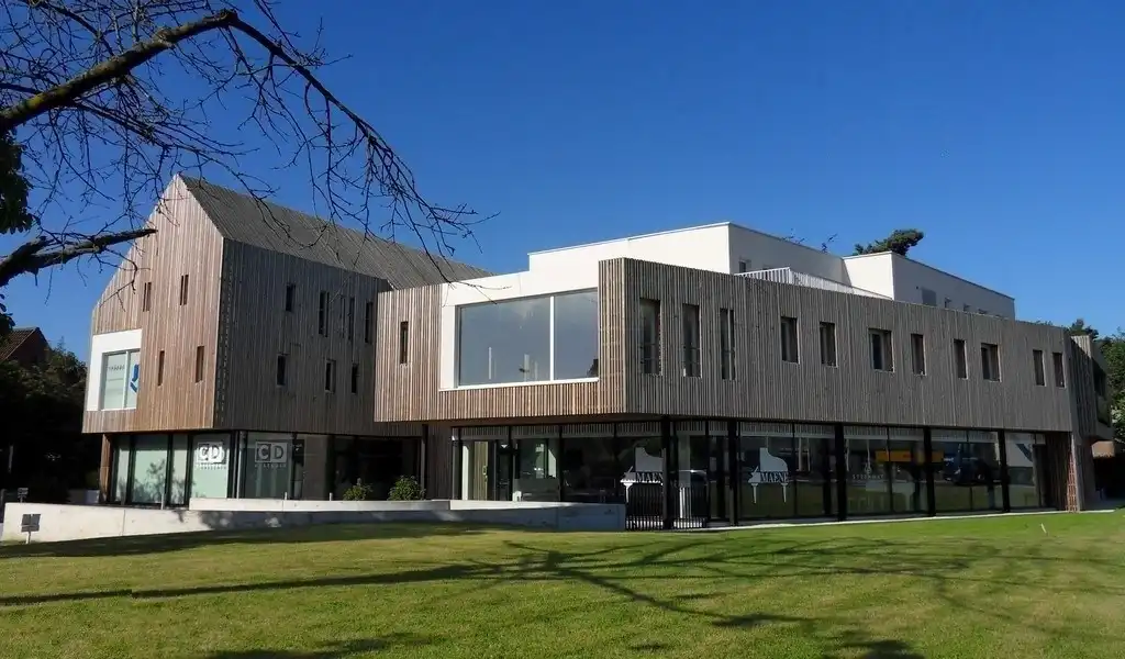 Instapklare kantoorruimte met terras te huur aan afrit E40 in Sint-Denijs-Westrem  foto {{pictureIndex}}