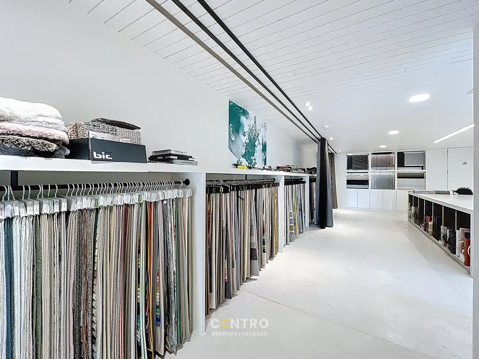 Luxueuze woning (4 slpks) + ruime showroom (of winkel, praktijkruimte, diensten, vrij beroep,...) met kantoor te Hooglede! foto 46