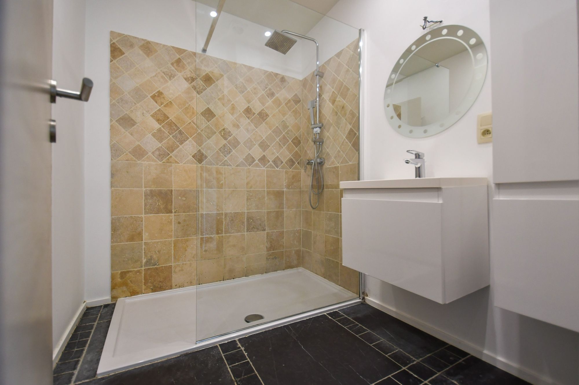 RUIM WOONAPPARTEMENT met PANORAMISCH ZICHT, 2 SLPKS en 2 TERRASSEN foto 11