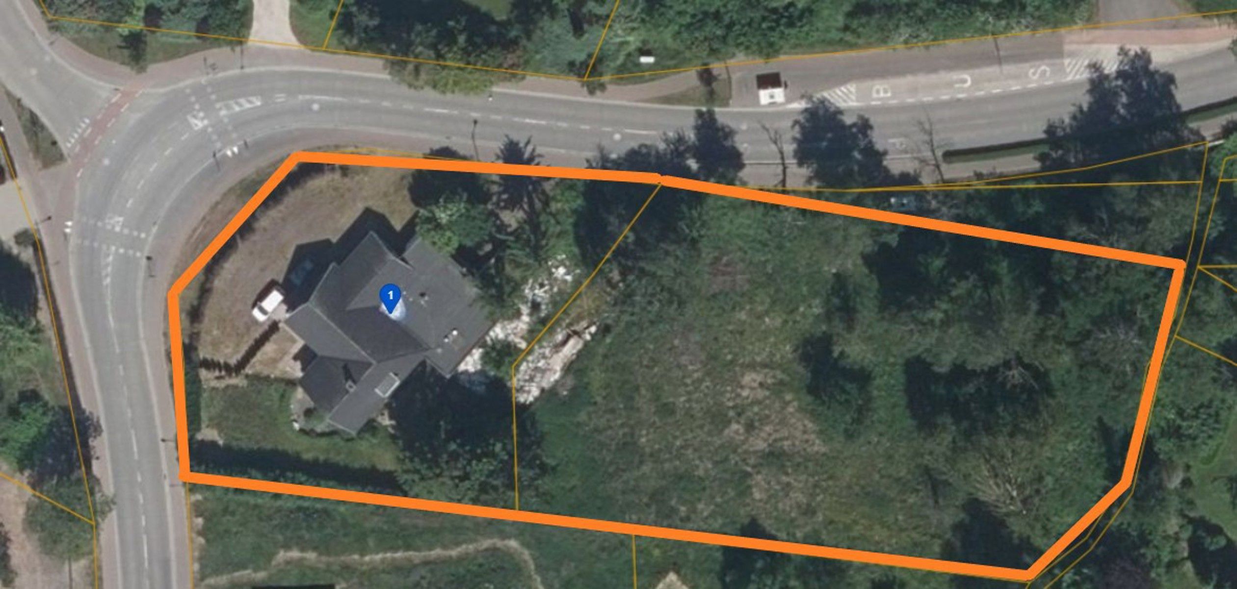 Zeer ruim huis met praktijk/pol. ruimte op terrein van 40a. foto 19