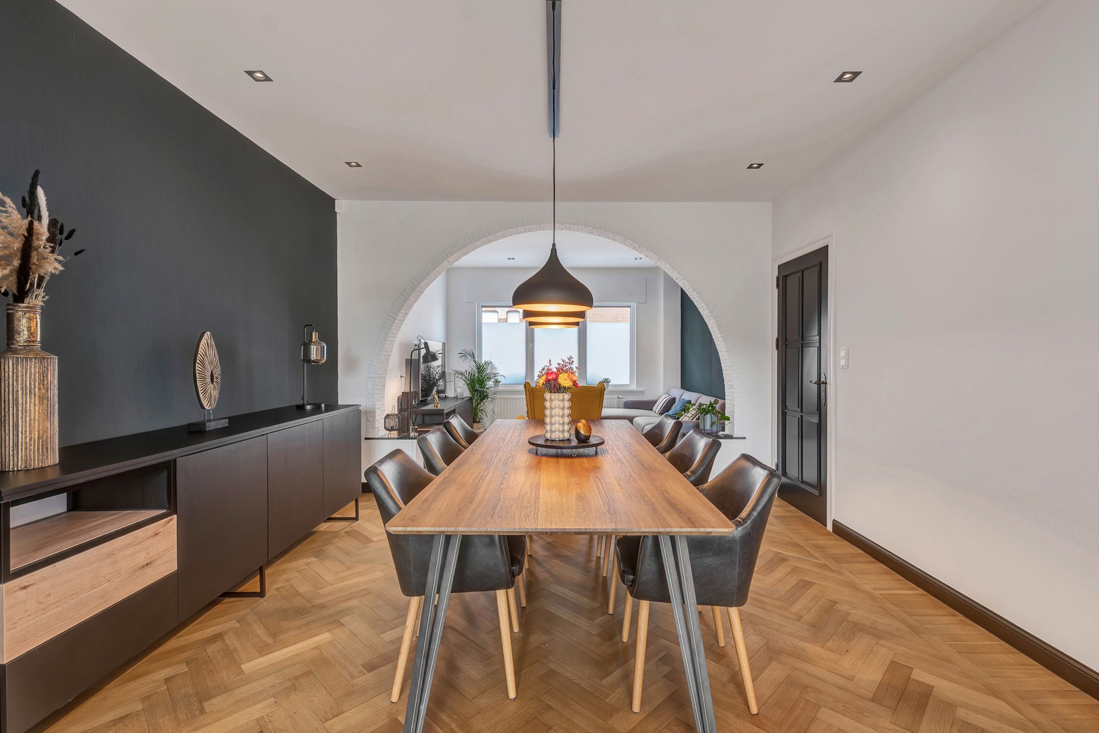 Gerenoveerde woning met 4 slaapkamers en 2 badkamers.  foto 8
