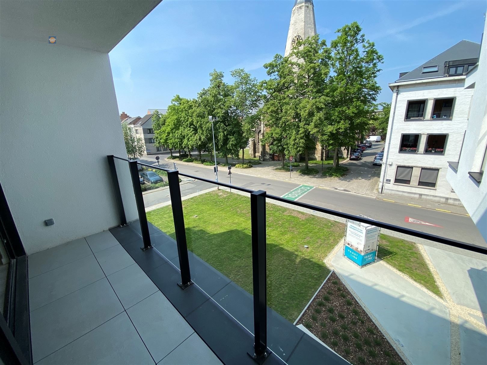 Stijlvol appartement met terras en autostaanplaats foto 6