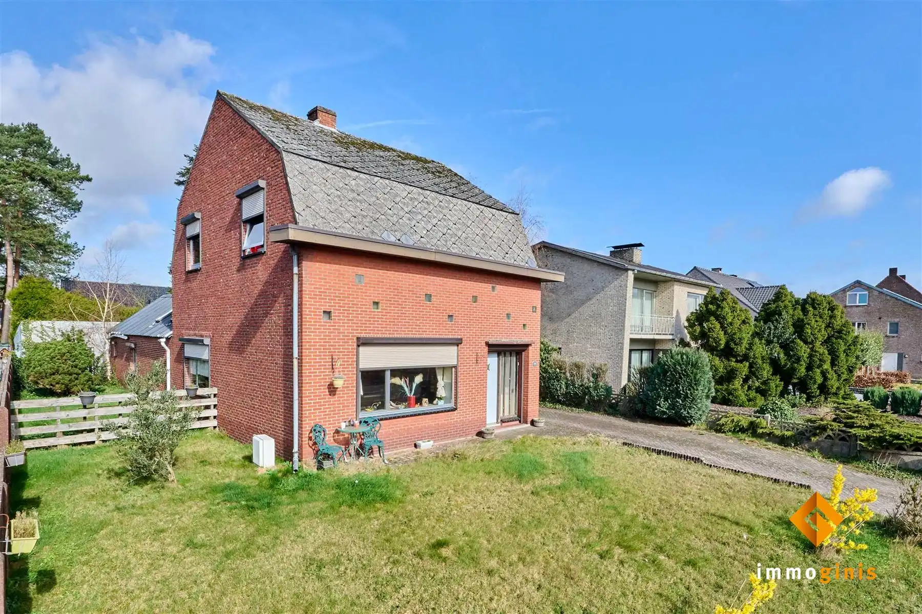 Knusse, te renoveren woning met 3 slaapkamers op een ruim perceel van 8a62ca! foto 2