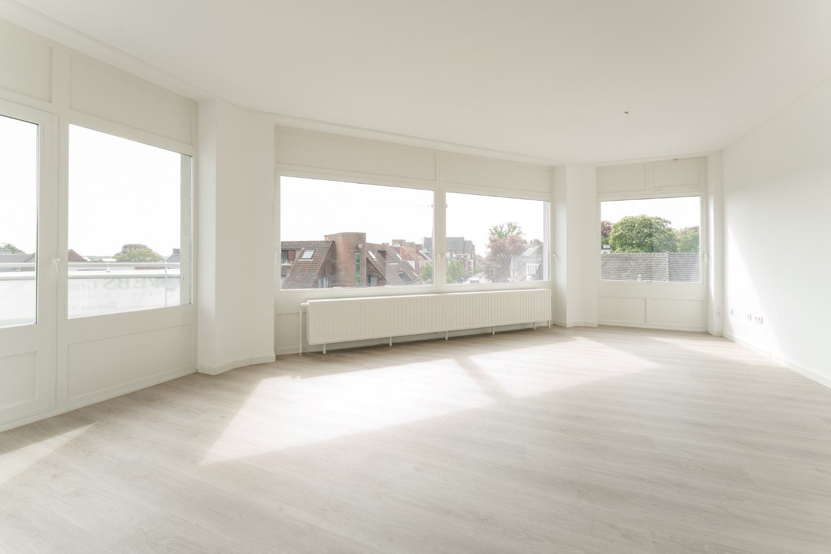 Volledig gerenoveerd 3 slaapkamer appartement in Neerpelt centrum. foto 7