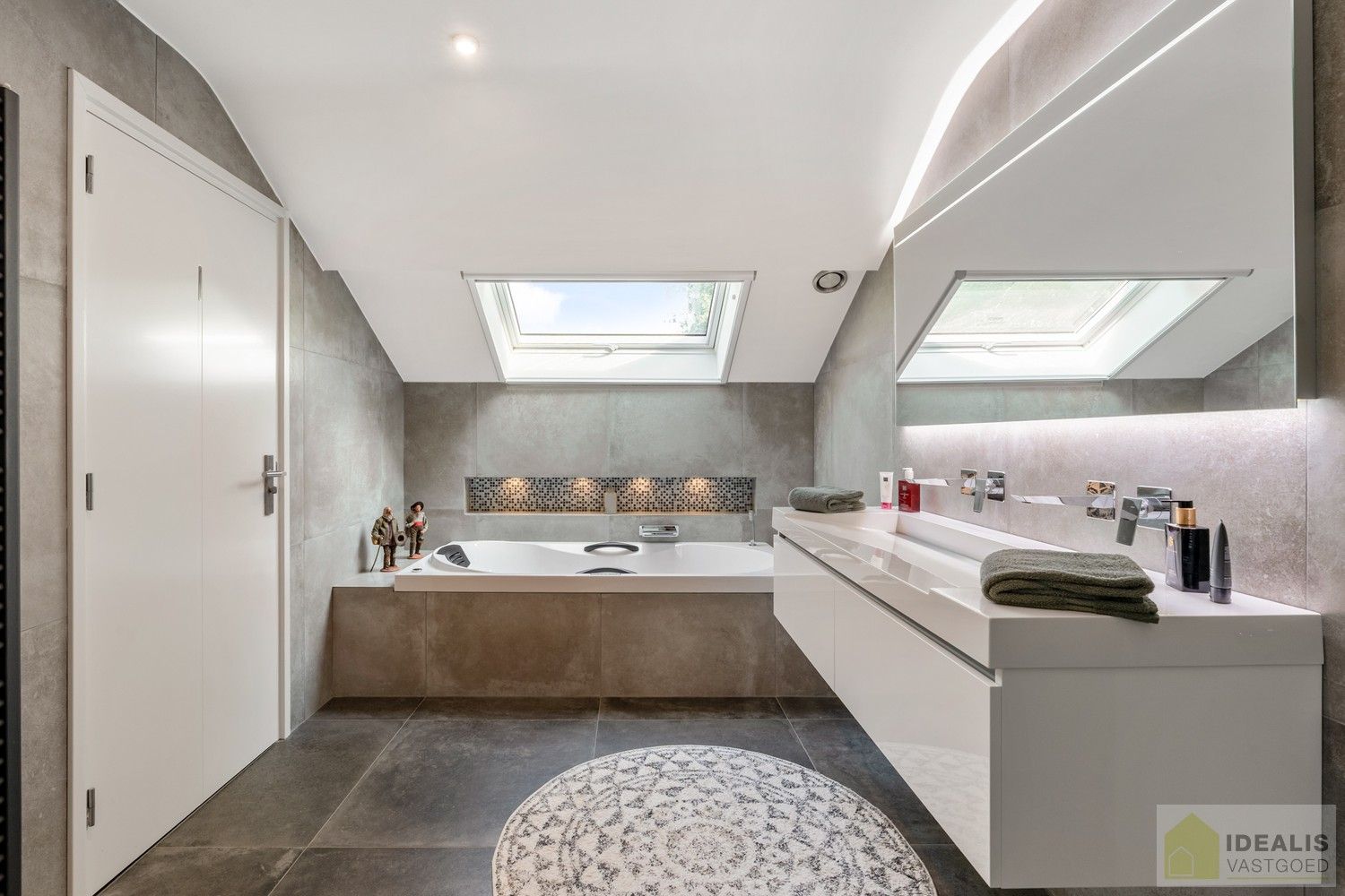 PRACHTIGE VILLA MET SCHITTERENDE ROYALE LEEFRUIMTES, UITGERUSTE KEUKEN, 2 BADKAMERS, 3 SLAAPKAMERS, CARPORT VOOR 2 WAGENS EN KNAP AANGELEGDE TUIN. DEZE KNAPPE VILLA OP EEN RESIDENTIELE LOCATIE BESCHIKT OP DE GELIJKVLOERSE VERDIEPING OVER EEN ROYALE INKOMHAL, RUIME LEEFRUIMTE MET AANSLUITEND EETKAMER EN PRAKTISCH UITGERUSTE LEEFKEUKEN MET EEN BIJKEUKEN/WASPLAATS MET TOEGANG TOT TERRAS, BADKAMER EN 2 SLAAPKAMERS; OP DE VERDIEPING BESCHIKT DE WONING OVER EEN PRACHTIGE MASTERBEDROOM MET AANSLUITEND EEN LUXUEUZE BADKAMER. EEN ‘MUST SEE’ VOOR KOPERS OP ZOEK IN HET MOOIE SEGMENT! foto 23