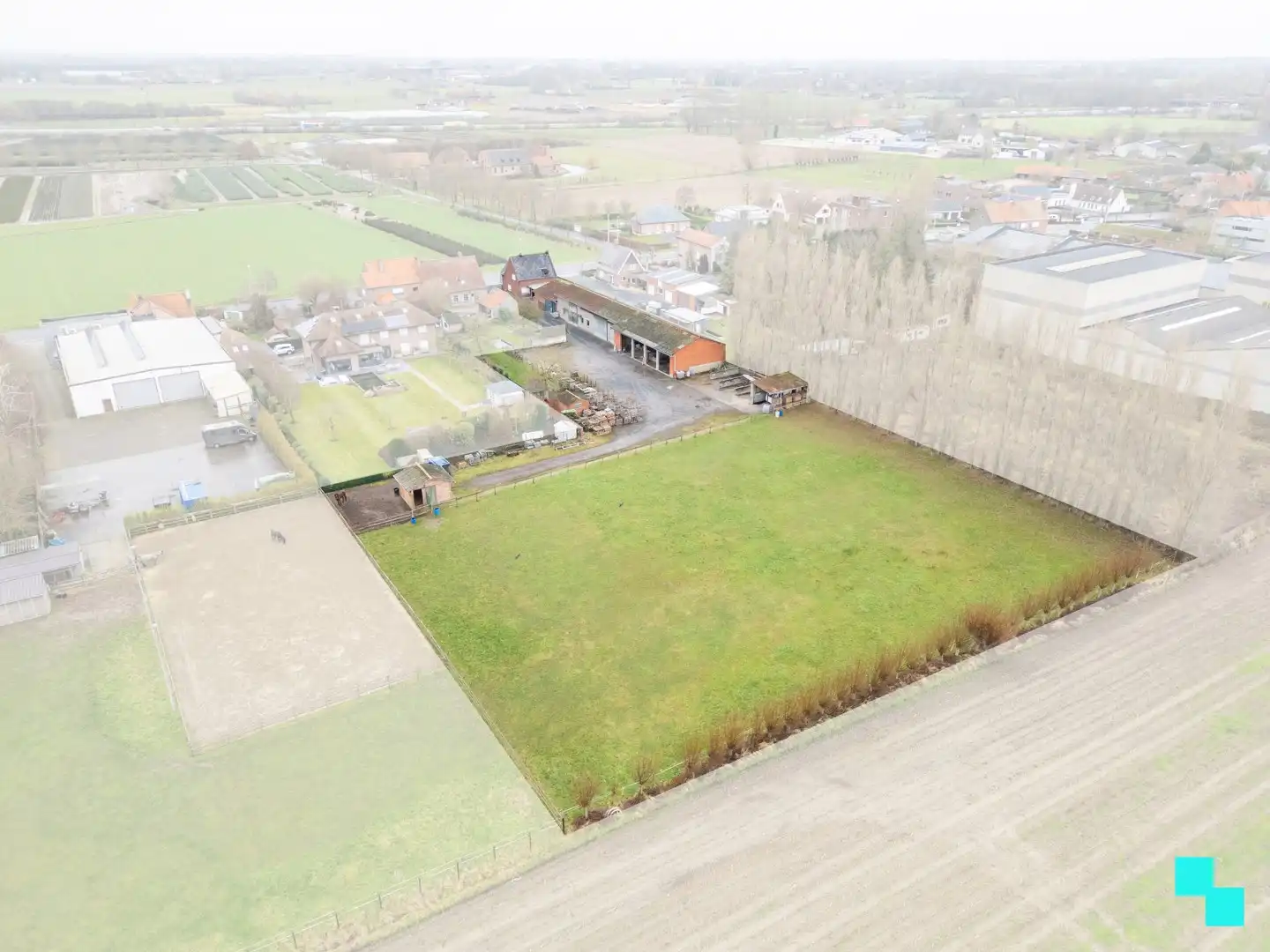 (Bedrijfs)woning met mogelijkheid tot ambachtelijke bedrijvigheid en nijverheid op de grens Izegem / Sint-Eloois-Winkel foto {{pictureIndex}}