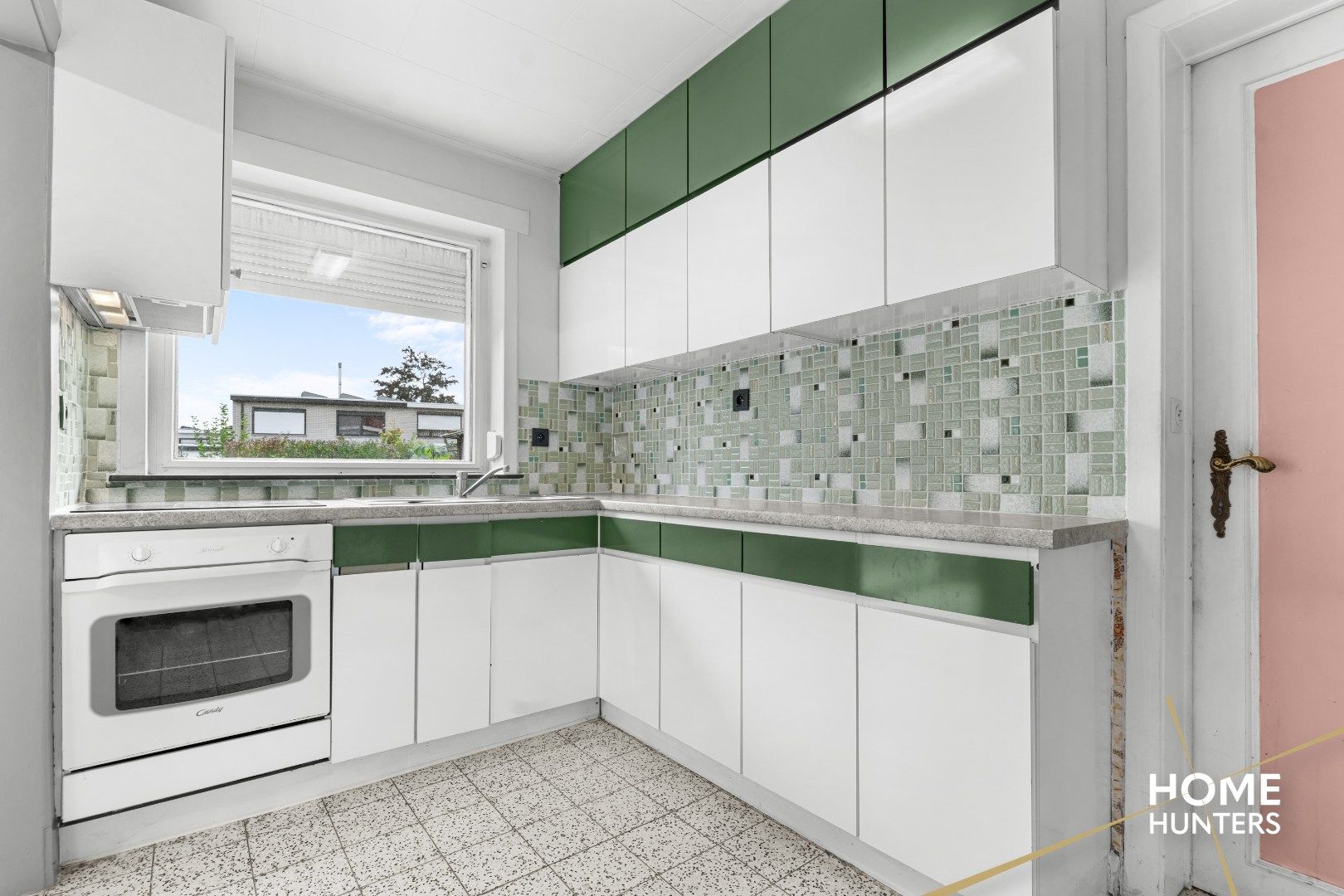 Rijwoning met garage en ruime tuin in Zwevegem foto 9