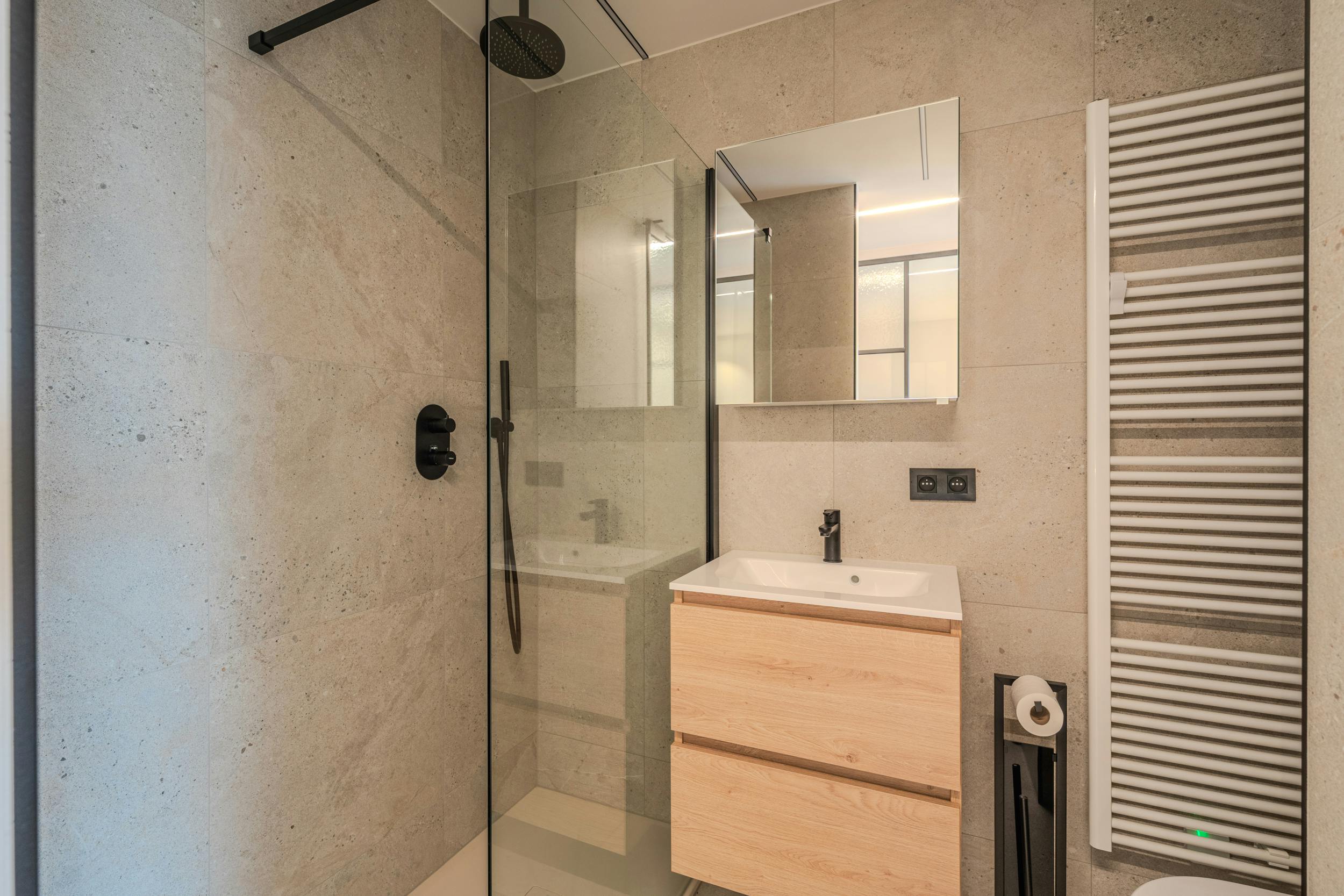 Prachtig gerenoveerde studio met aparte slaapruimte en terras foto 11