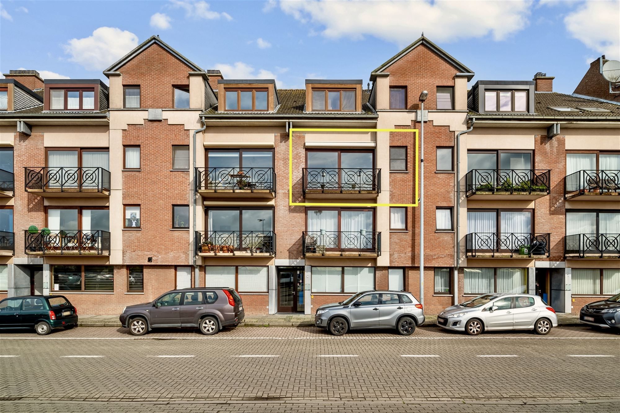 Centraal gelegen appartement met 2 slpks, terras en garage foto 2