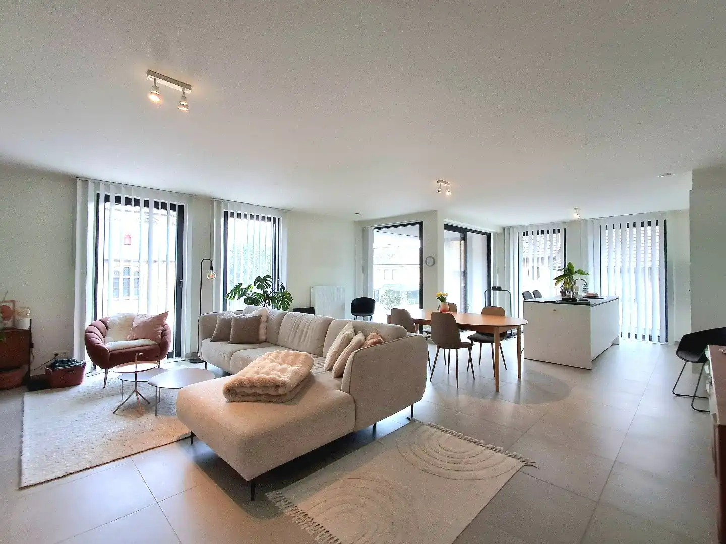 RECENT INSTAPKLAAR APPARTEMENT MET 3 SLPKS | 2 TERRASSEN EN GARAGE IN HARTJE PITTEM foto 2