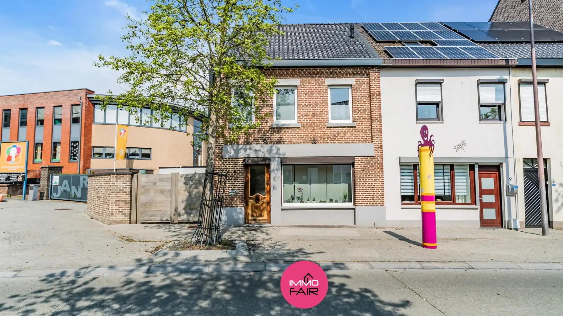 Karaktervolle, budgetvriendelijke gezinswoning in hartje Lanaken  foto {{pictureIndex}}