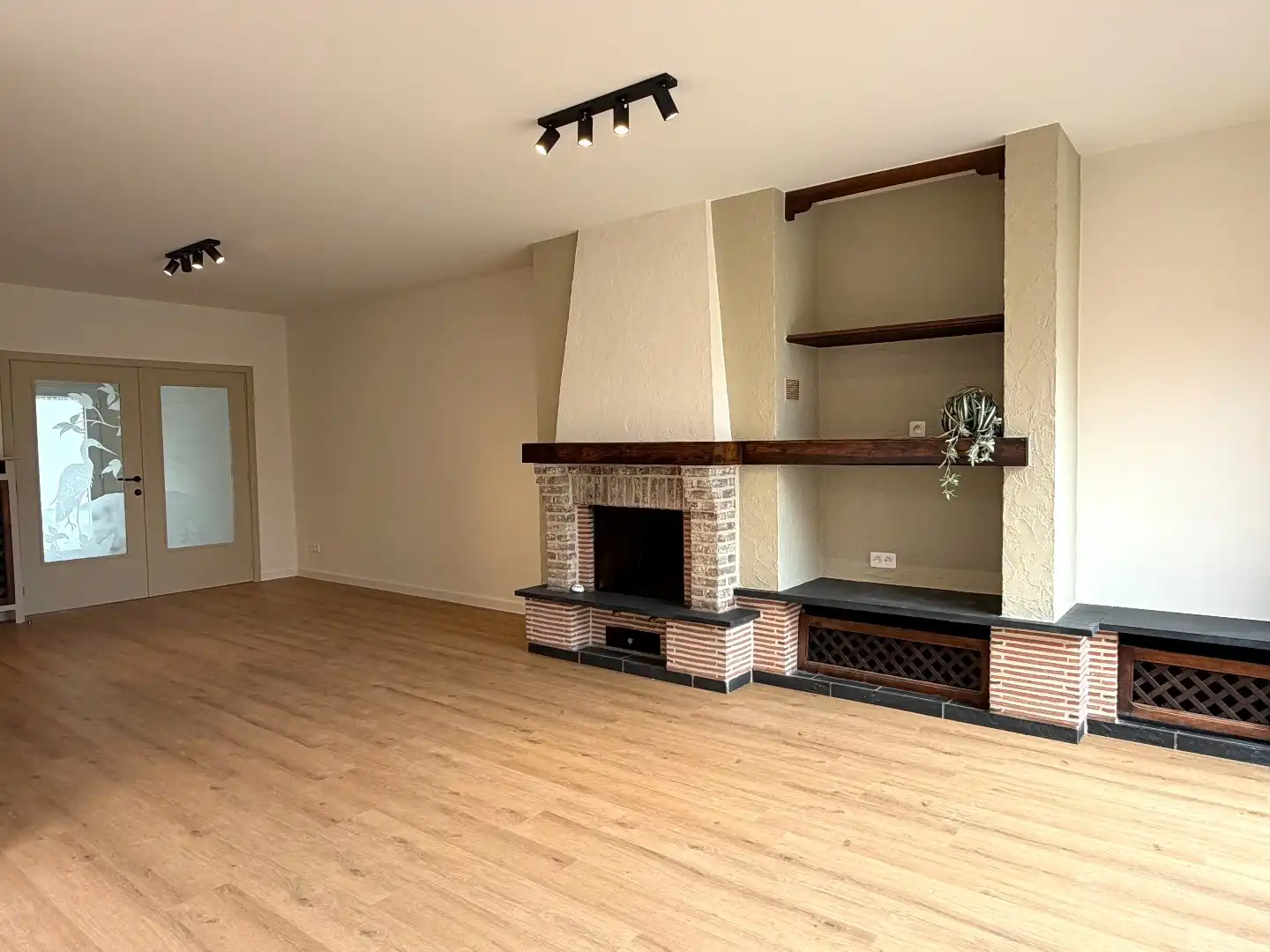 Gerenoveerde gezinswoning met 3 slaapkamers, tuin en garage. foto 6