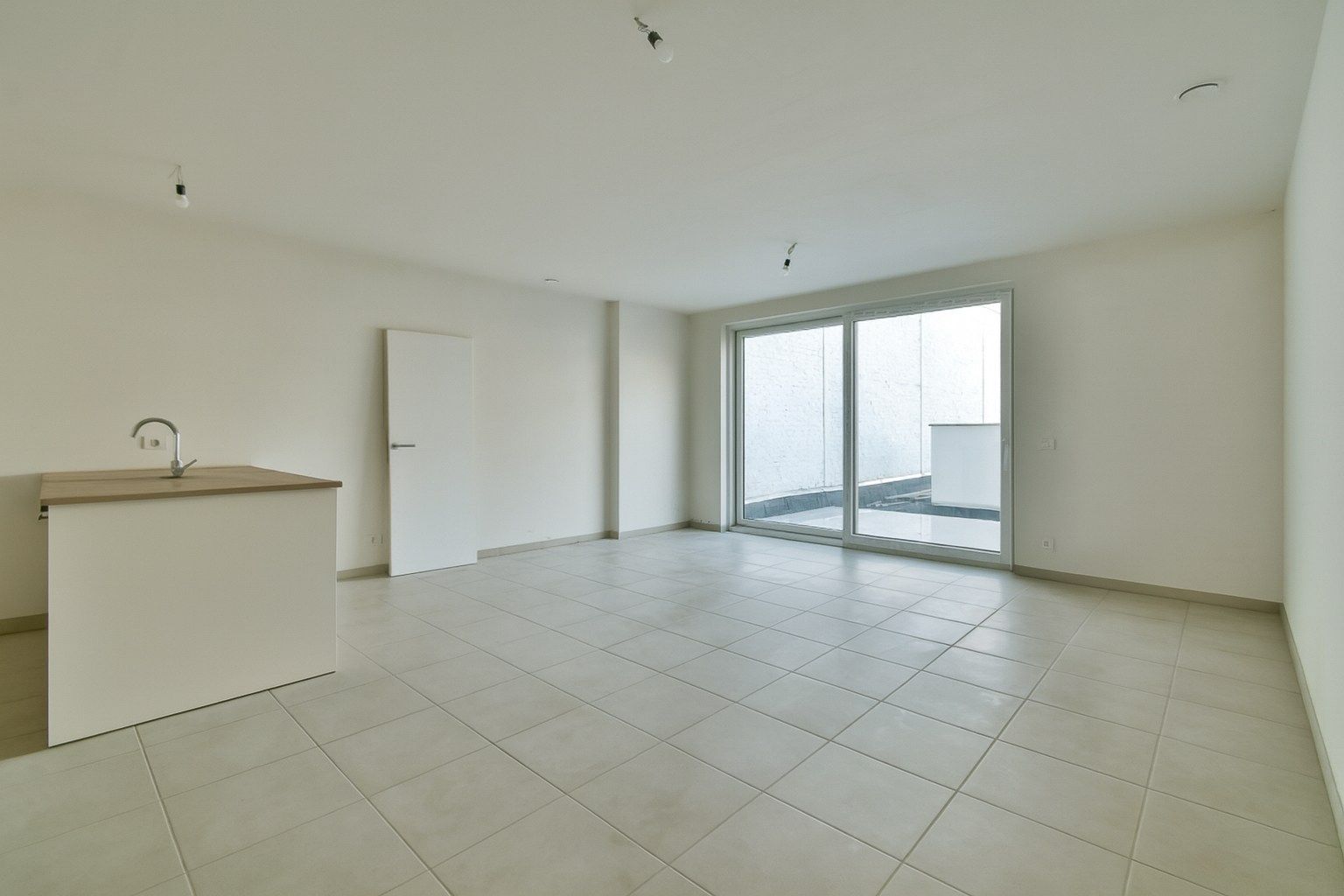 Gelijkvloerse appartement te huur in centrum Torhout! foto 3