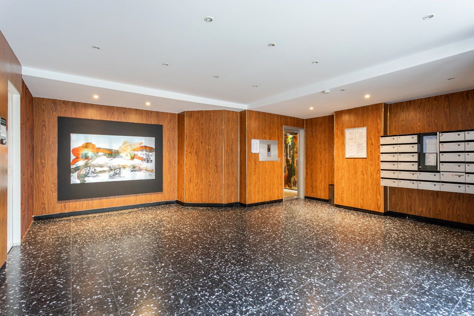 Appartement met 2 slaapkamers, ruim terras en berging foto 2