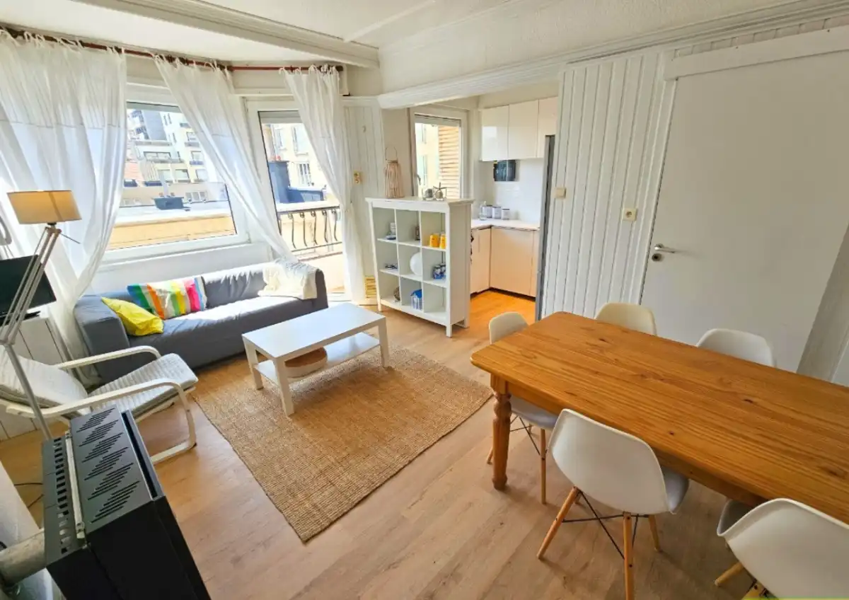 GERENOVEERD APPARTEMENT MET ZIJDELINGS ZEEZICHT TE KOOP IN DE PANNE foto 3