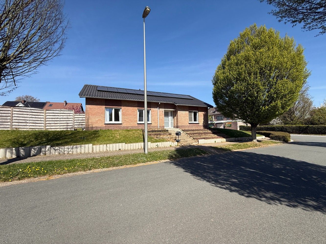Instapklare woning met 3 slaapkamers en een gezellige tuin op toplocatie in Hoeselt te huur! foto {{pictureIndex}}