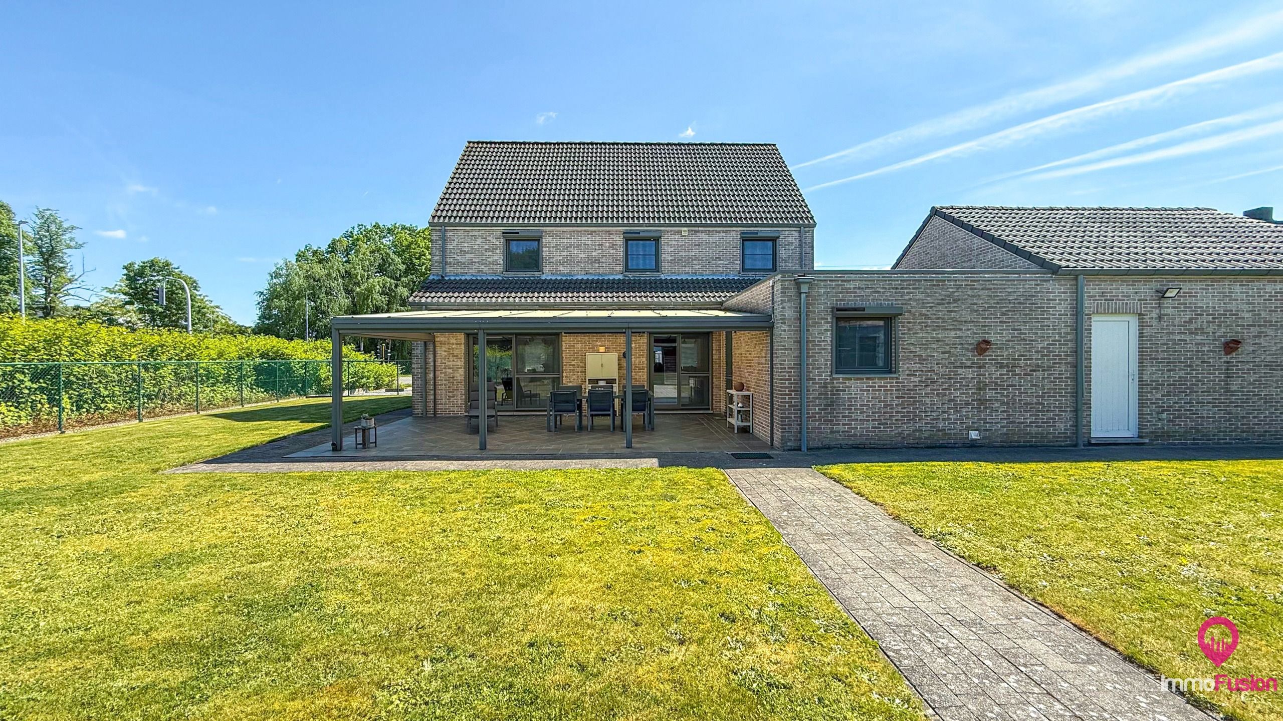 Ruime gezinswoning met 3 slpks, dubbele garage en grote tuin! foto 47