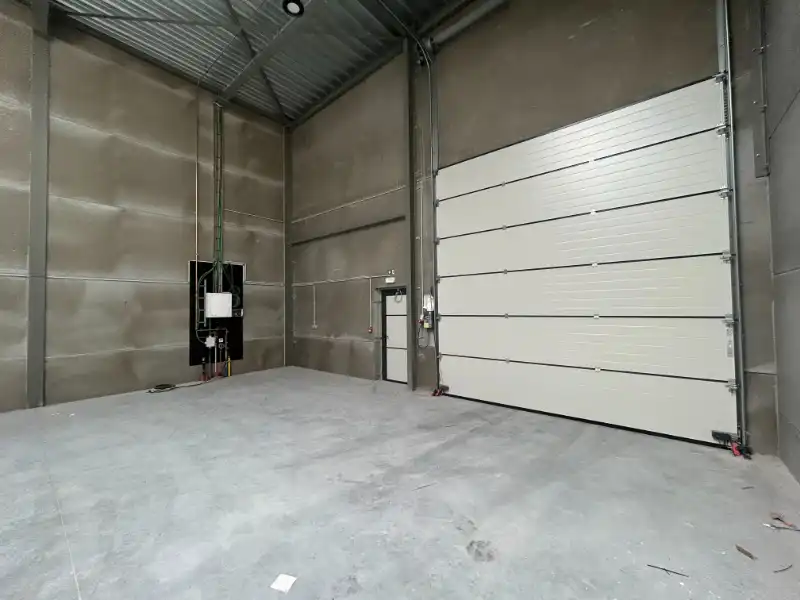 Recent magazijn met kantoorruimte – uitstekende ligging foto 4