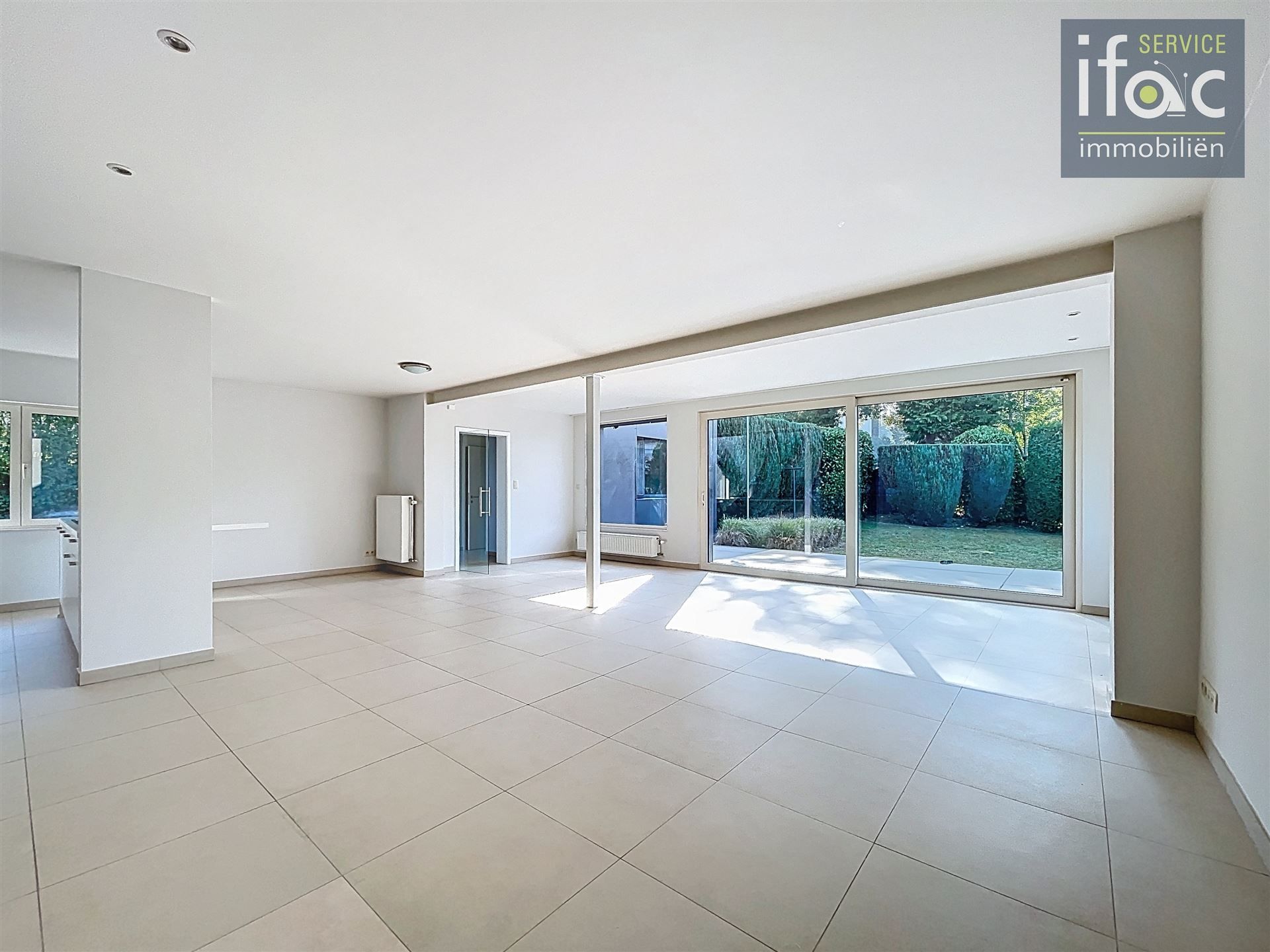 Gerenoveerde villa met 4 ruime slaapkamers foto 14