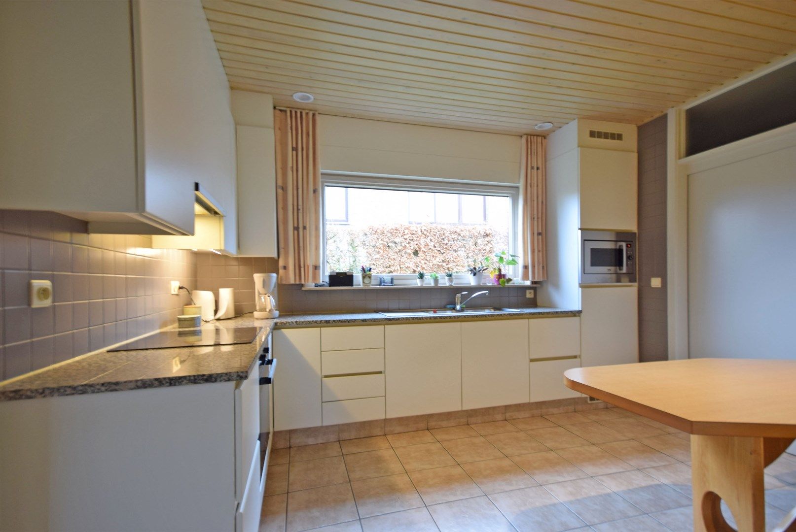 CHARMANTE BUNGALOW MET RUIME TUIN EN BIJGEBOUWEN IN ROESELARE foto 6