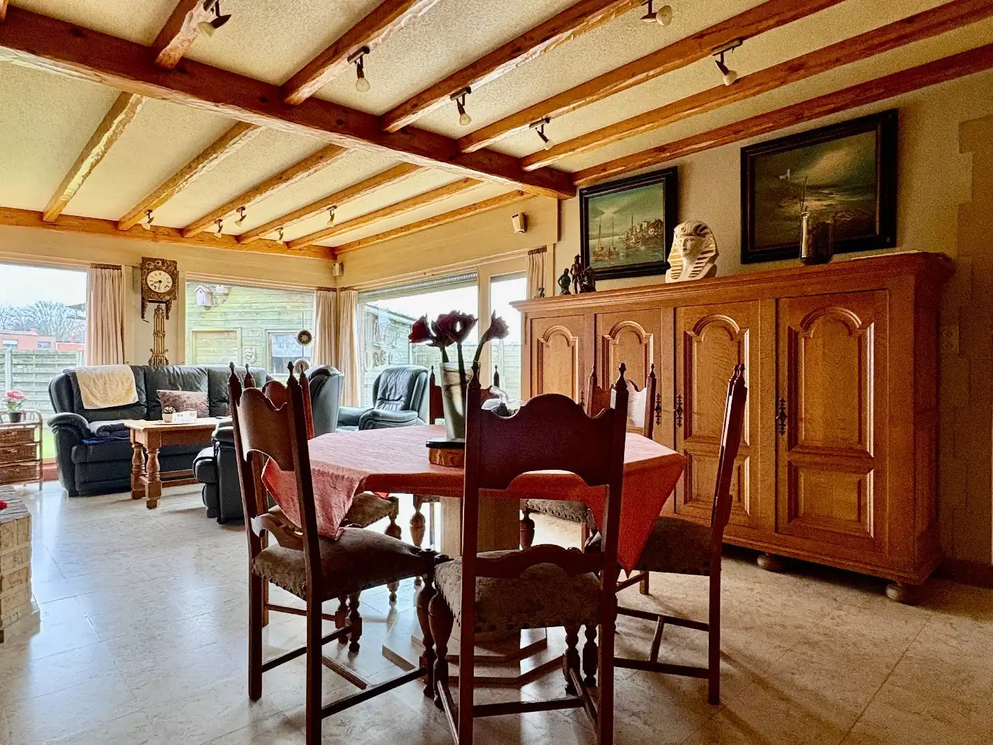 Gelijkvloerse woning op 628 m², 3 slaapkamers, mooi aangelegde tuin en garage. foto 7