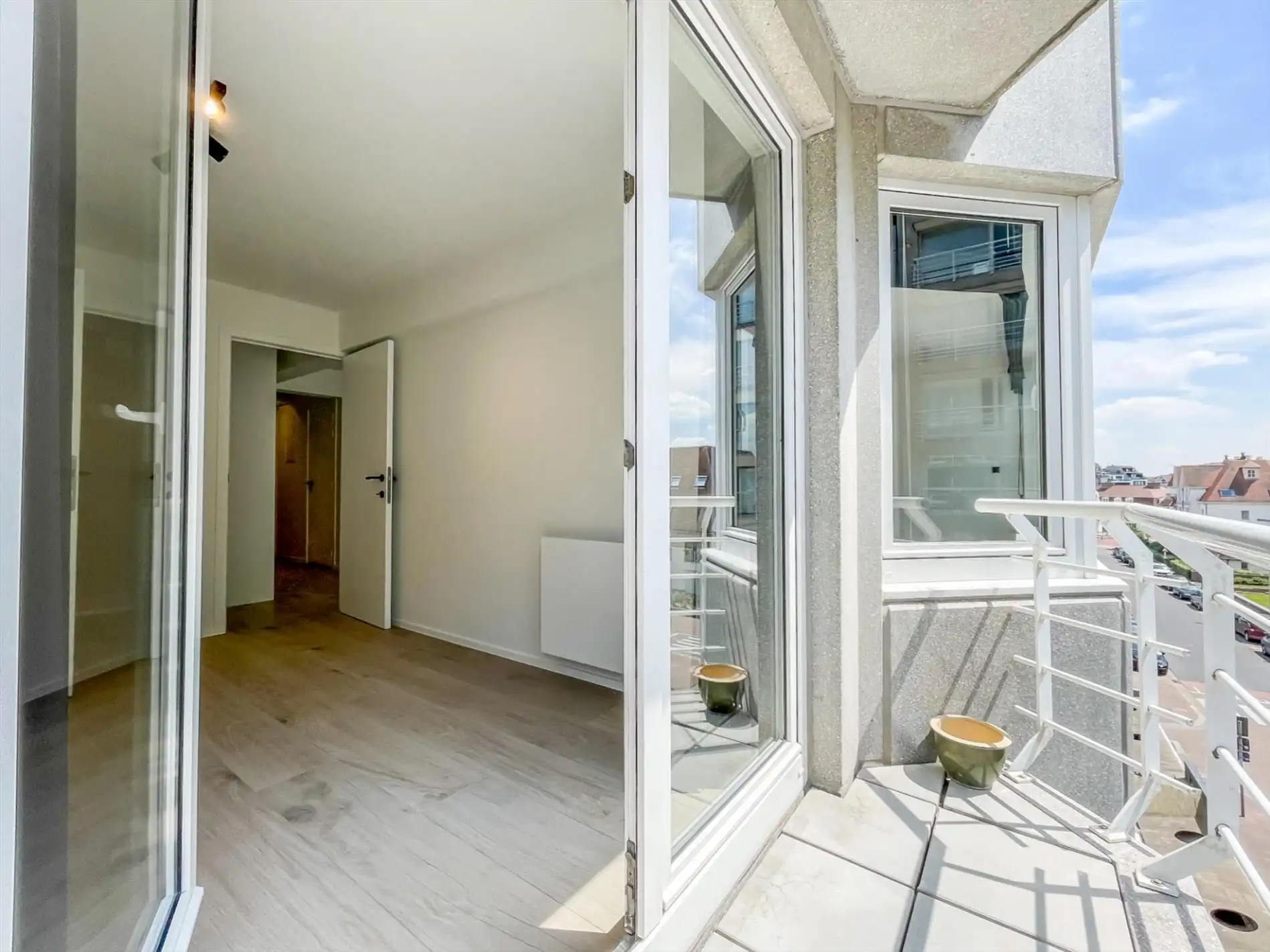 Zonnig, volledig gerenoveerd en ongemeubeld appartement gelegen in de buurt van het Rubensplein met zijdelings zeezicht. foto 16