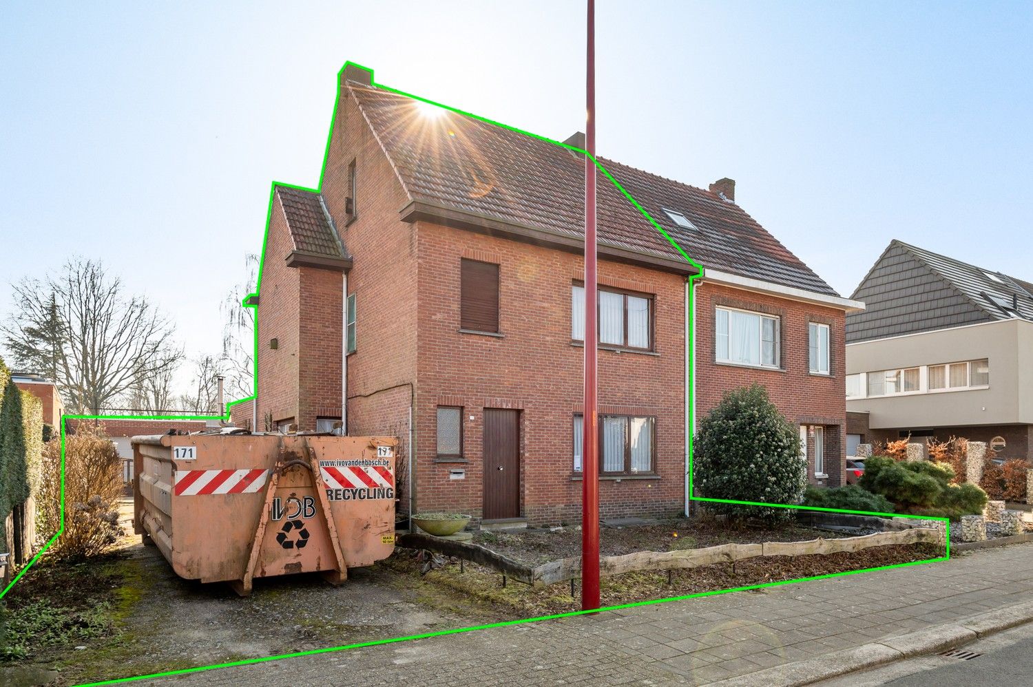 Hoofdfoto van de publicatie: Te renoveren woning met magazijn en veel potentieel op toplocatie in Lint