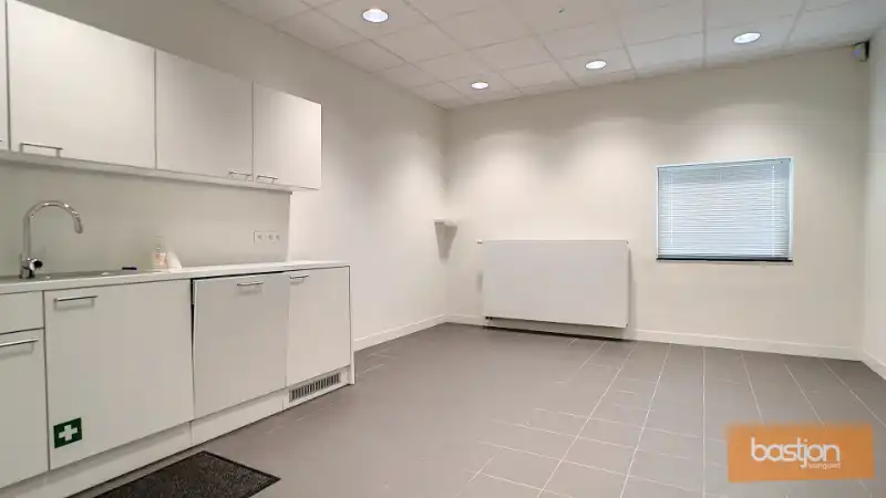 Centraal gelegen handelspand met een oppervlakte van ongeveer 250m². foto 11