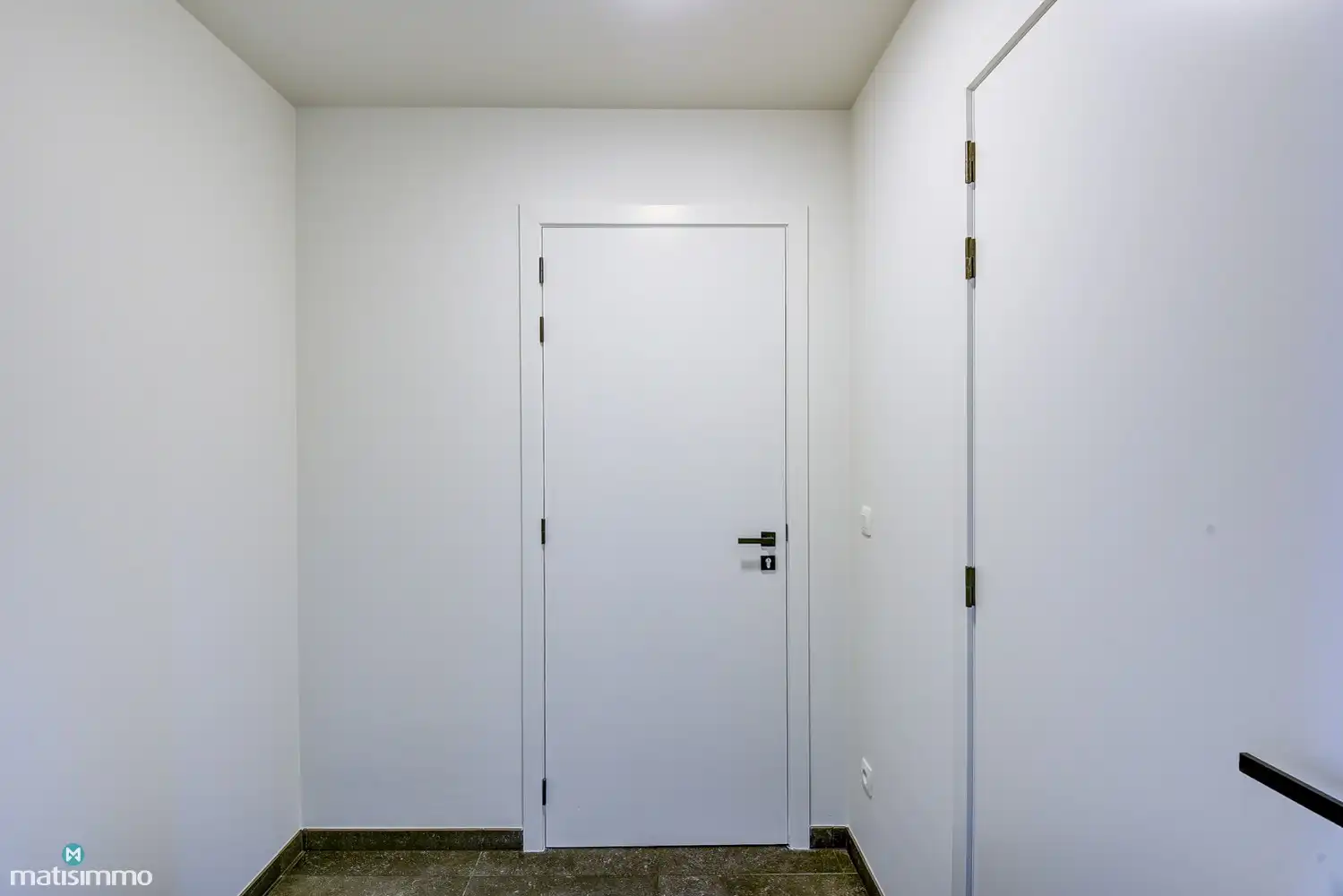 RUIM NIEUWBOUW APPARTEMENT MET 2 SLAAPKAMERS, TERRAS, GARAGE, AUTOSTAANPLAATS EN KELDERBERGING TE BEVERST foto 5