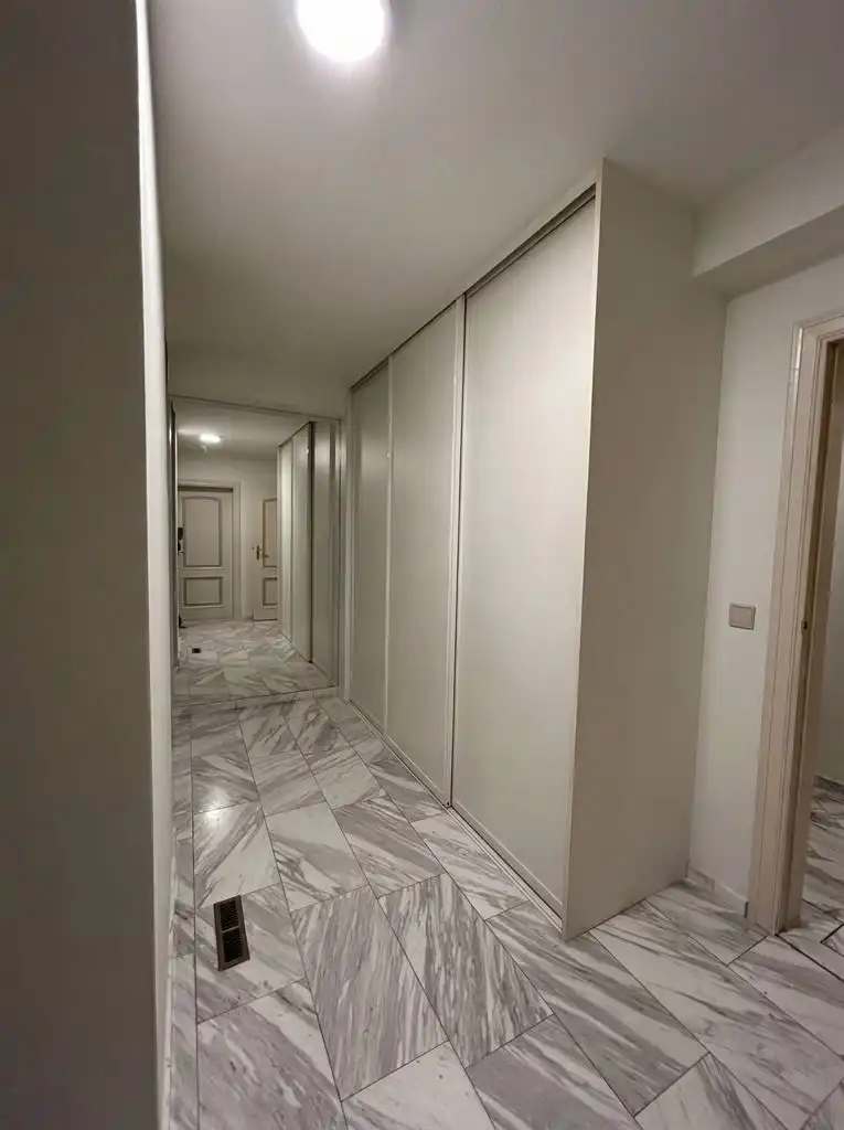 Zeer ruim gelijkvloers appartement voorzien van 2 (+1) slaapkamers, terrassen en afgesloten garagebox, gelegen nabij het centrum van Maaseik. foto 16