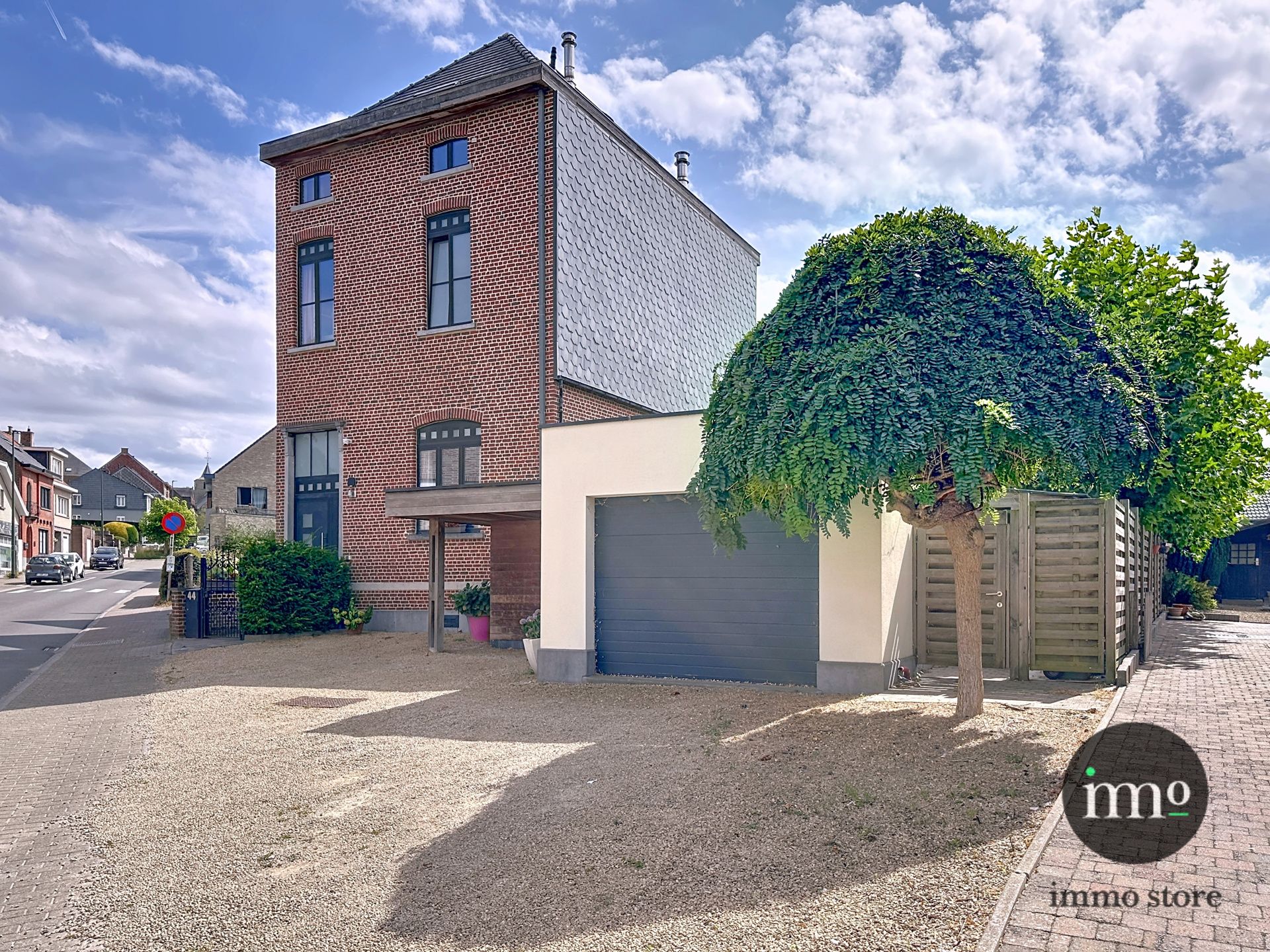 Gerenoveerd herenhuis met praktijkruimte/kangoeroewonen. foto {{pictureIndex}}