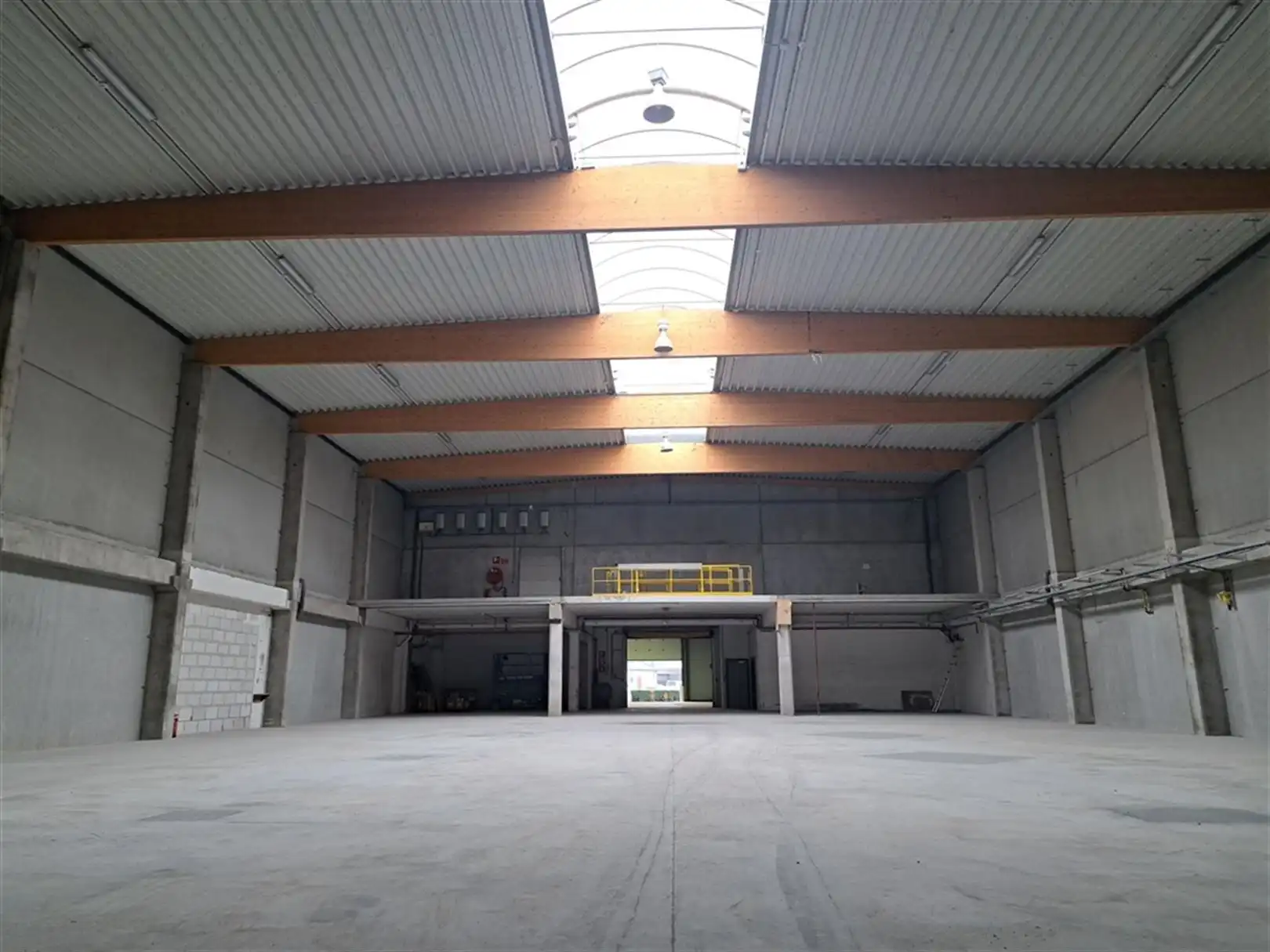 Industrieel gebouw met laadkades en privatief buitenterrein foto 8